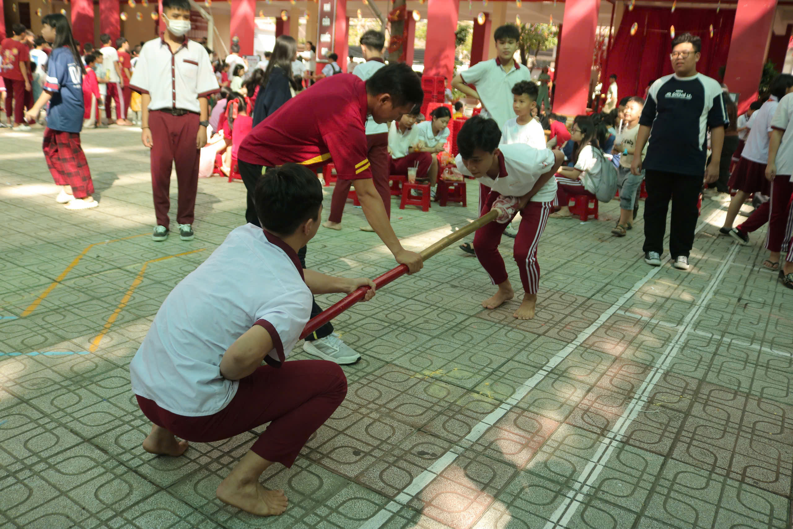 Học sinh chơi đẩy gậy, khắc dưa hấu, làm bánh đón tết ở sân trường- Ảnh 6.