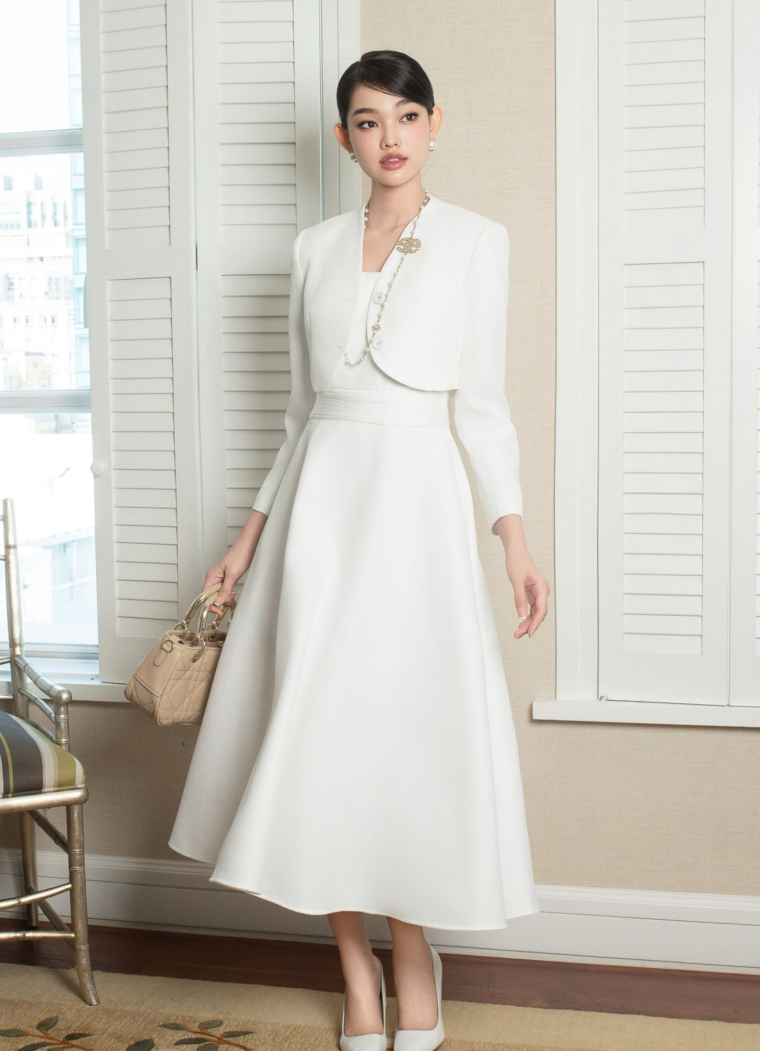 שמלת A אלגנטית, יוקרתית אך גמישה במיוחד לעונת סוף השנה - תמונה 5. Váy chữ A thanh lịch, sang trọng nhưng cực kỳ linh hoạt cho mùa cuối năm- Ảnh 5.