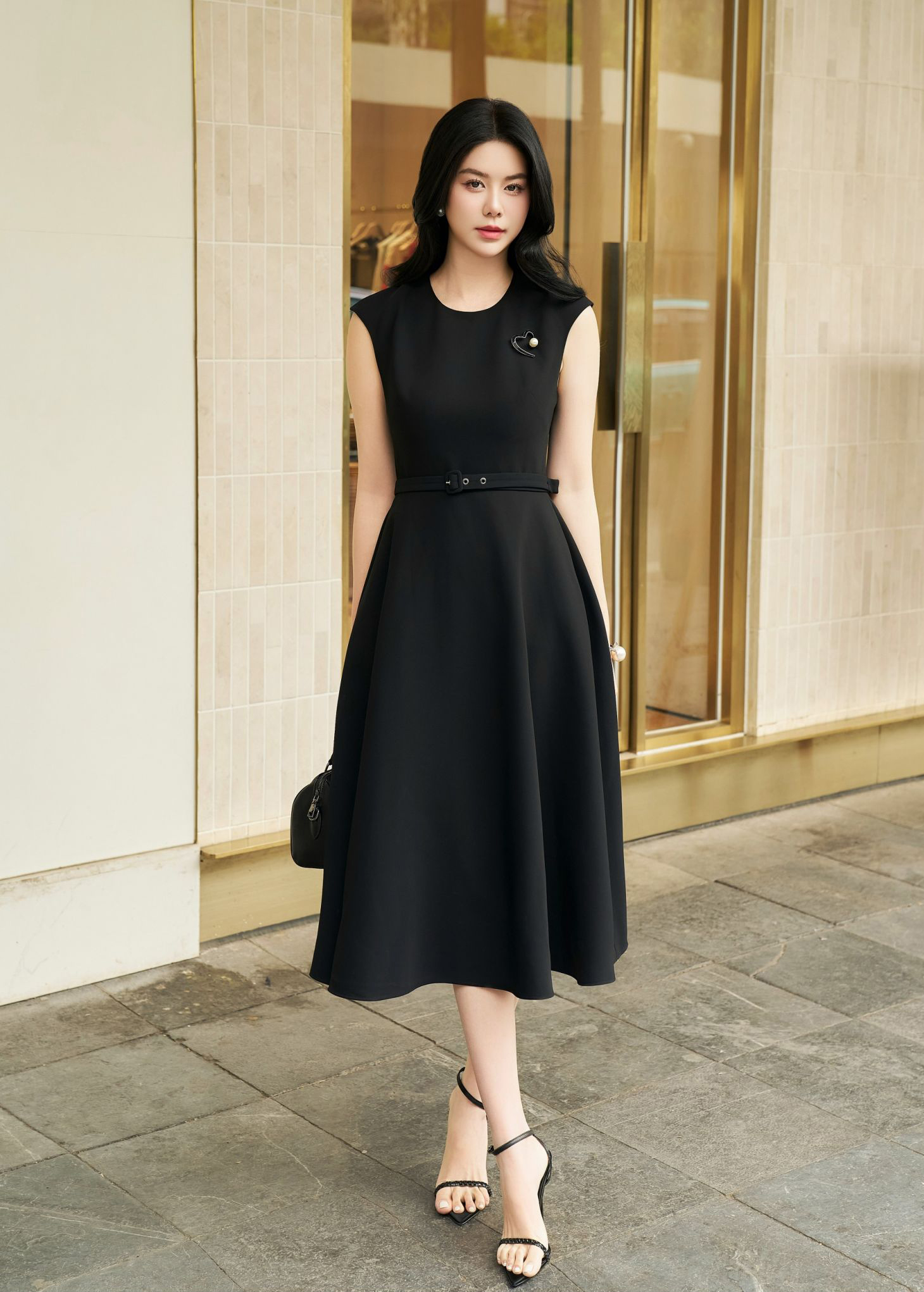 שמלת A אלגנטית, יוקרתית אך גמישה במיוחד לעונת סוף השנה - תמונה 6. Váy chữ A thanh lịch, sang trọng nhưng cực kỳ linh hoạt cho mùa cuối năm- Ảnh 6.