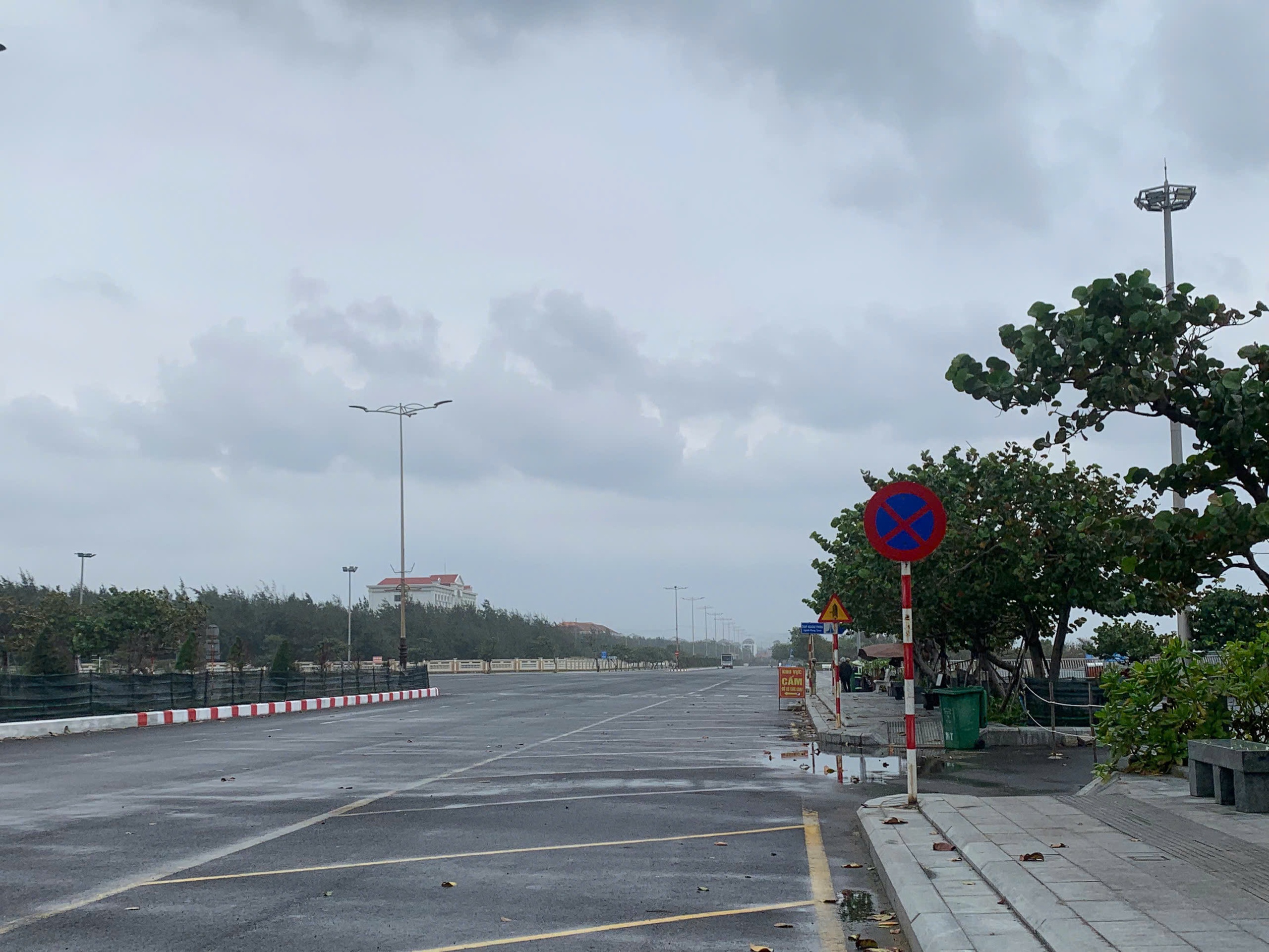 Thực hư khách nước ngoài bị bảo vệ quảng trường Nghinh Phong 'tỏ thái độ'- Ảnh 3. Thực hư khách nước ngoài bị bảo vệ quảng trường Nghinh Phong 'tỏ thái độ'- Ảnh 3.
