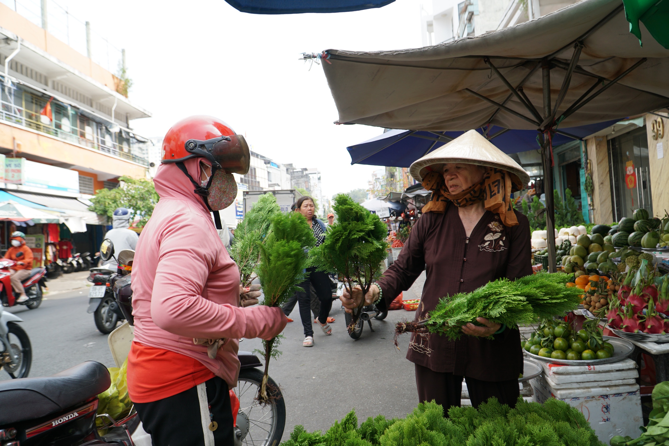 Cuối năm người Hoa ở TP.HCM mua lá bưởi, trắc bách diệp làm điều đặc biệt- Ảnh 4.