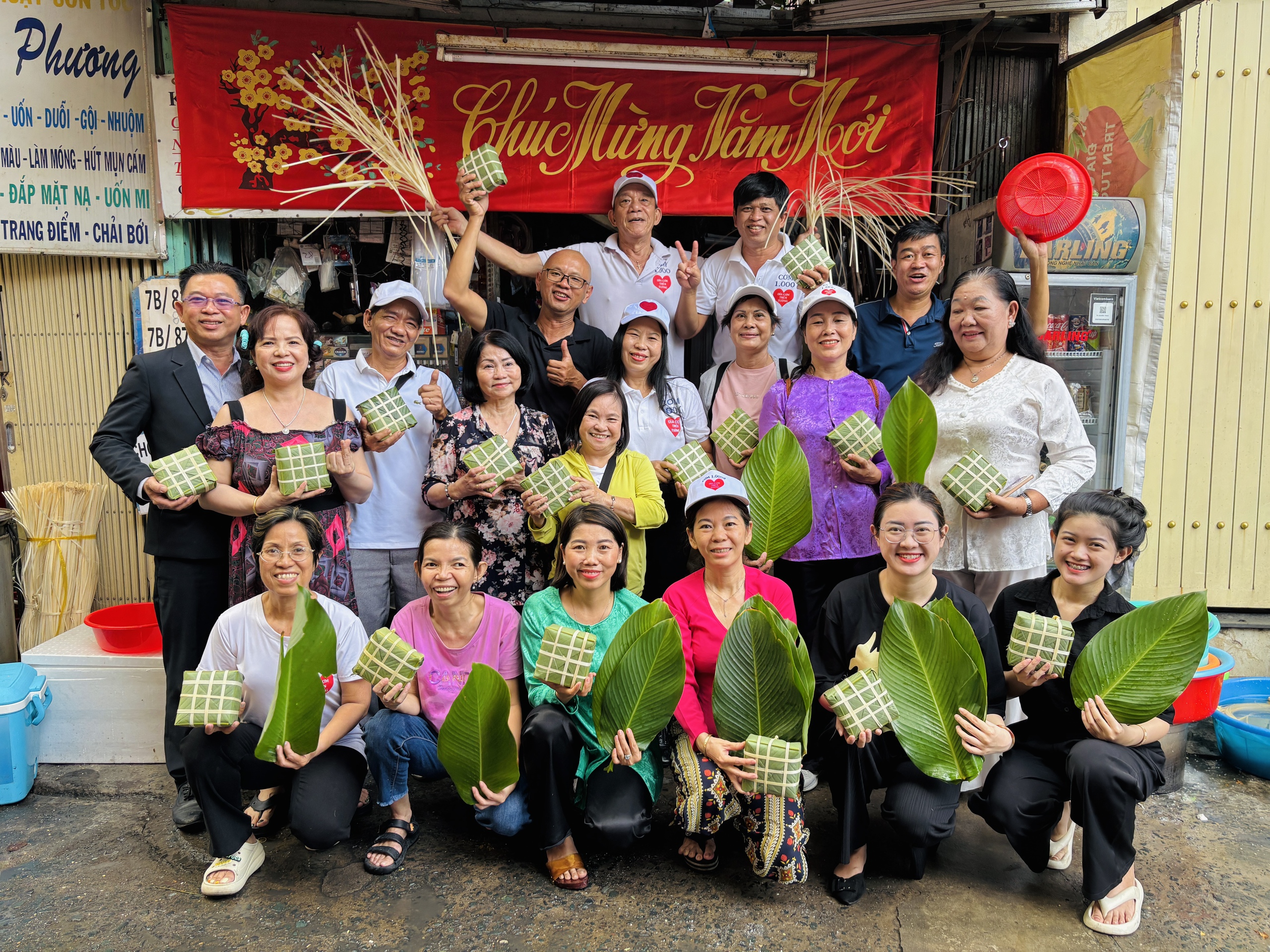 Ngày thường phát cơm 1.000 đồng, ngày tết 'đổi món' phát bánh chưng 0 đồng- Ảnh 8.