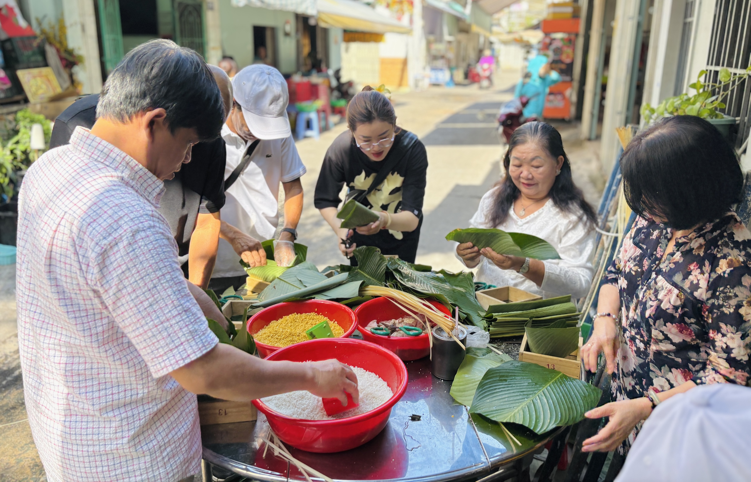 Ngày thường phát cơm 1.000 đồng, ngày tết 'đổi món' phát bánh chưng 0 đồng- Ảnh 1.