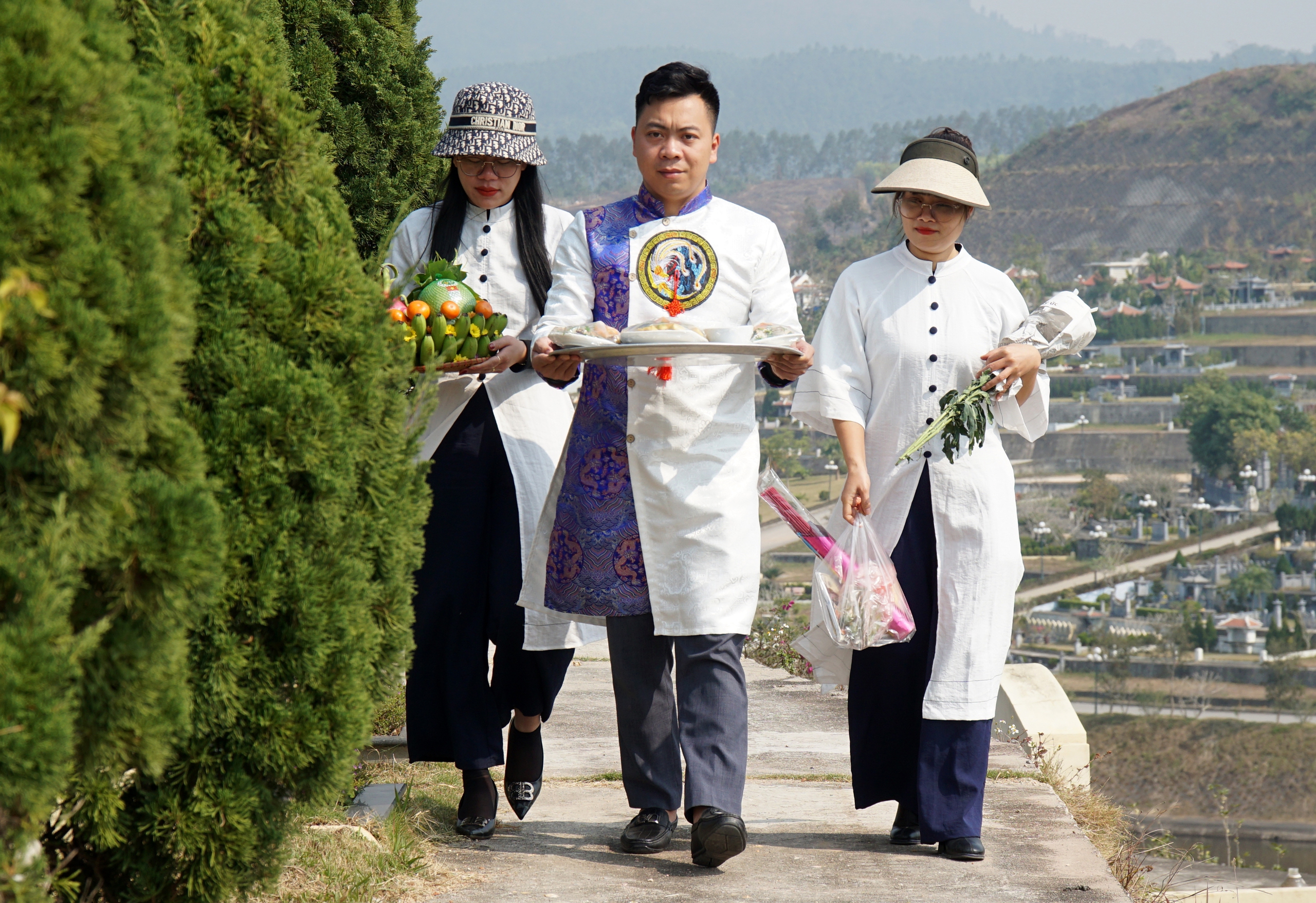 Người Hà Nội 'đội rét', mang đào quất đi tảo mộ, mời gia tiên về ăn tết- Ảnh 1.