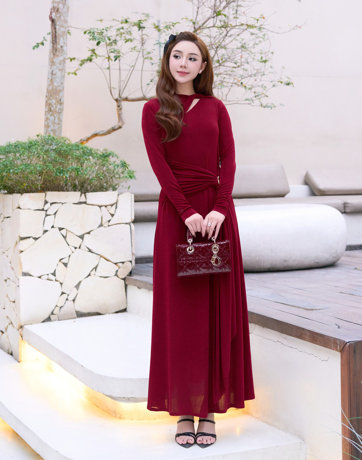 Saindo em um dia de primavera com roupas vermelhas da sorte - Foto 3. Xuống phố ngày xuân với trang phục mang sắc đỏ may mắn- Ảnh 3.