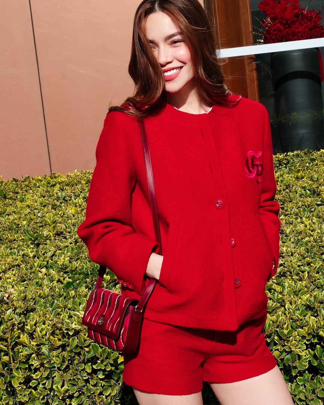 Saindo em um dia de primavera com roupas vermelhas da sorte - Foto 2. Xuống phố ngày xuân với trang phục mang sắc đỏ may mắn- Ảnh 2.