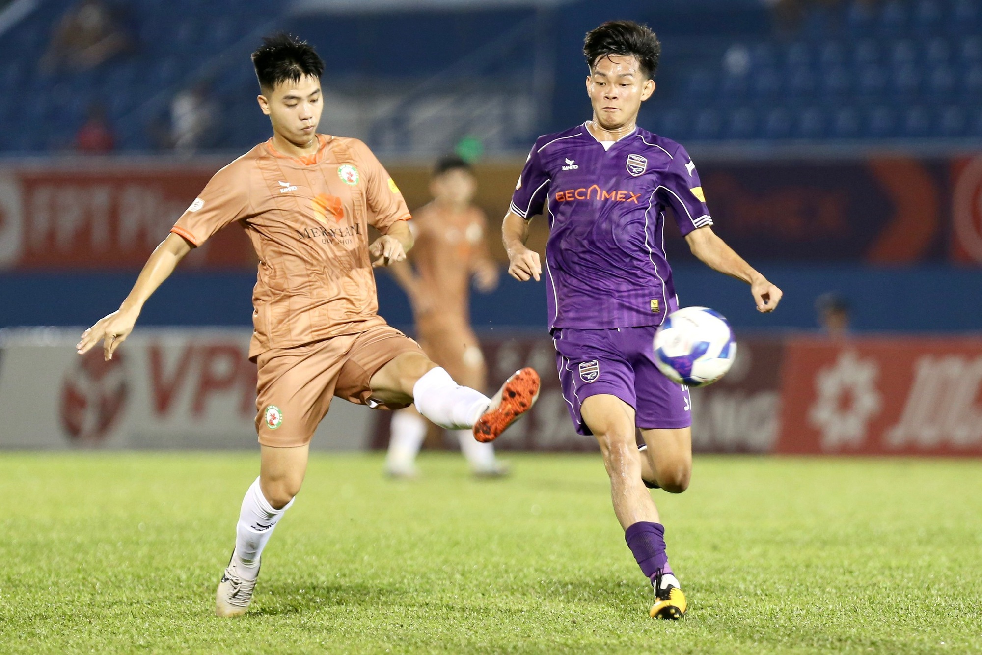 Bui Vi Hao (right) is a type of player "2 in 1"both a national player and a national U.23 player, that coach Kim Sang-sik owns