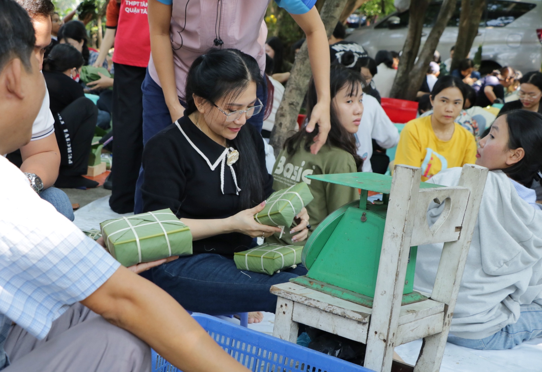 400 người ở TP.HCM ngồi quây quần gói bánh chưng ngay con rạch: Làm điều bất ngờ ngày tết- Ảnh 4.