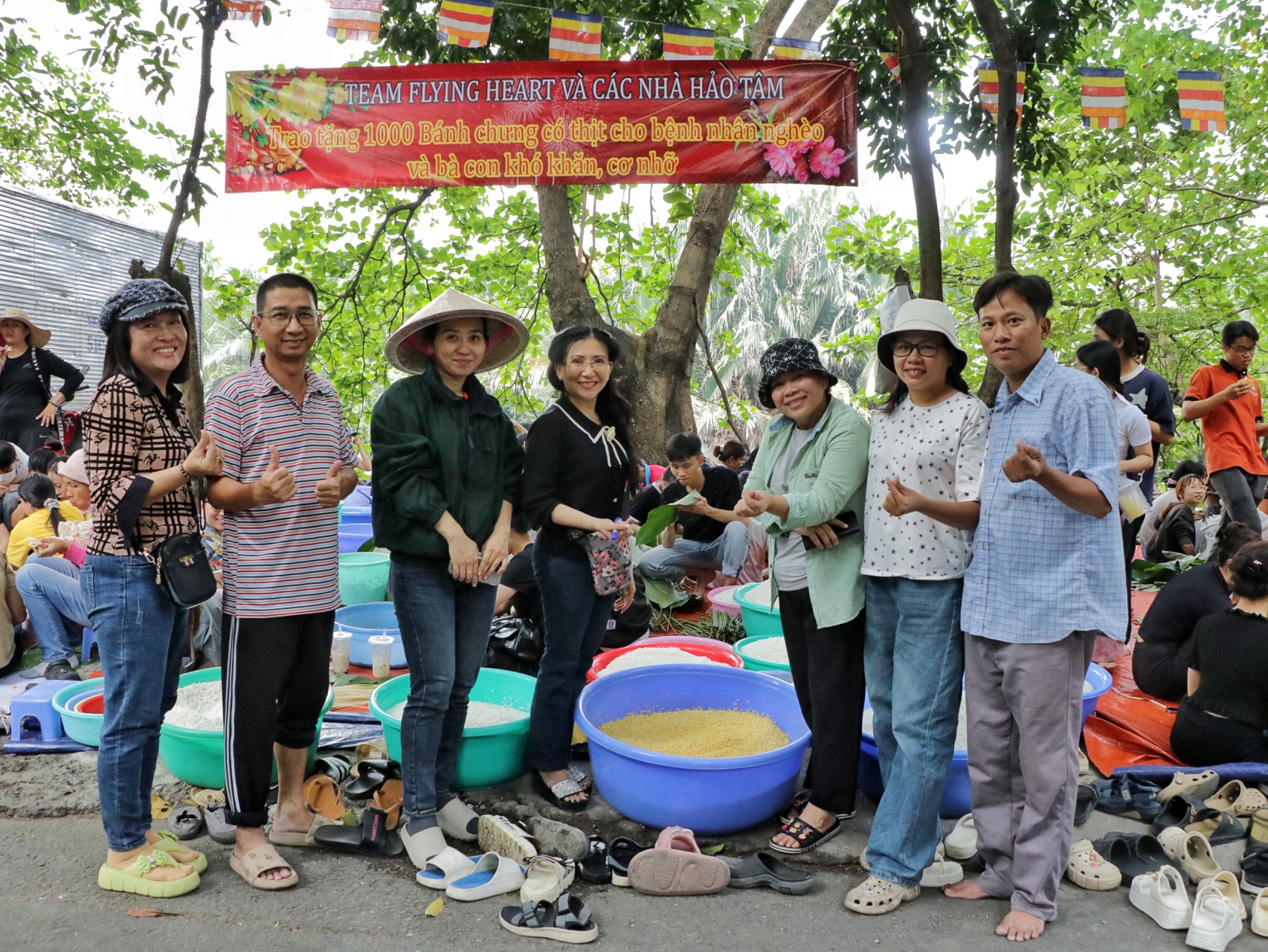 400 người ở TP.HCM ngồi quây quần gói bánh chưng ngay con rạch: Làm điều bất ngờ ngày tết- Ảnh 14.