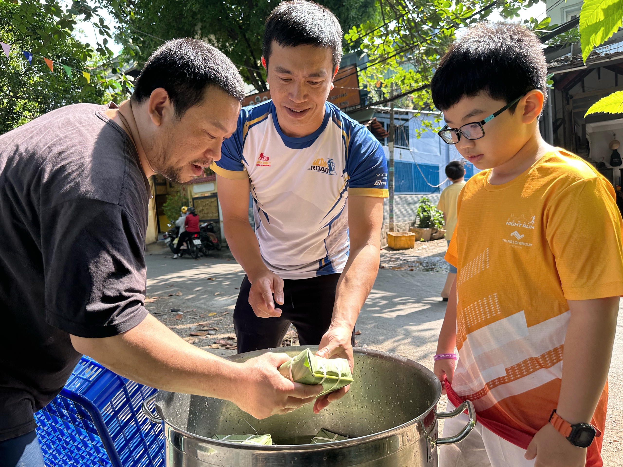 400 người ở TP.HCM ngồi quây quần gói bánh chưng ngay con rạch: Làm điều bất ngờ ngày tết- Ảnh 13.