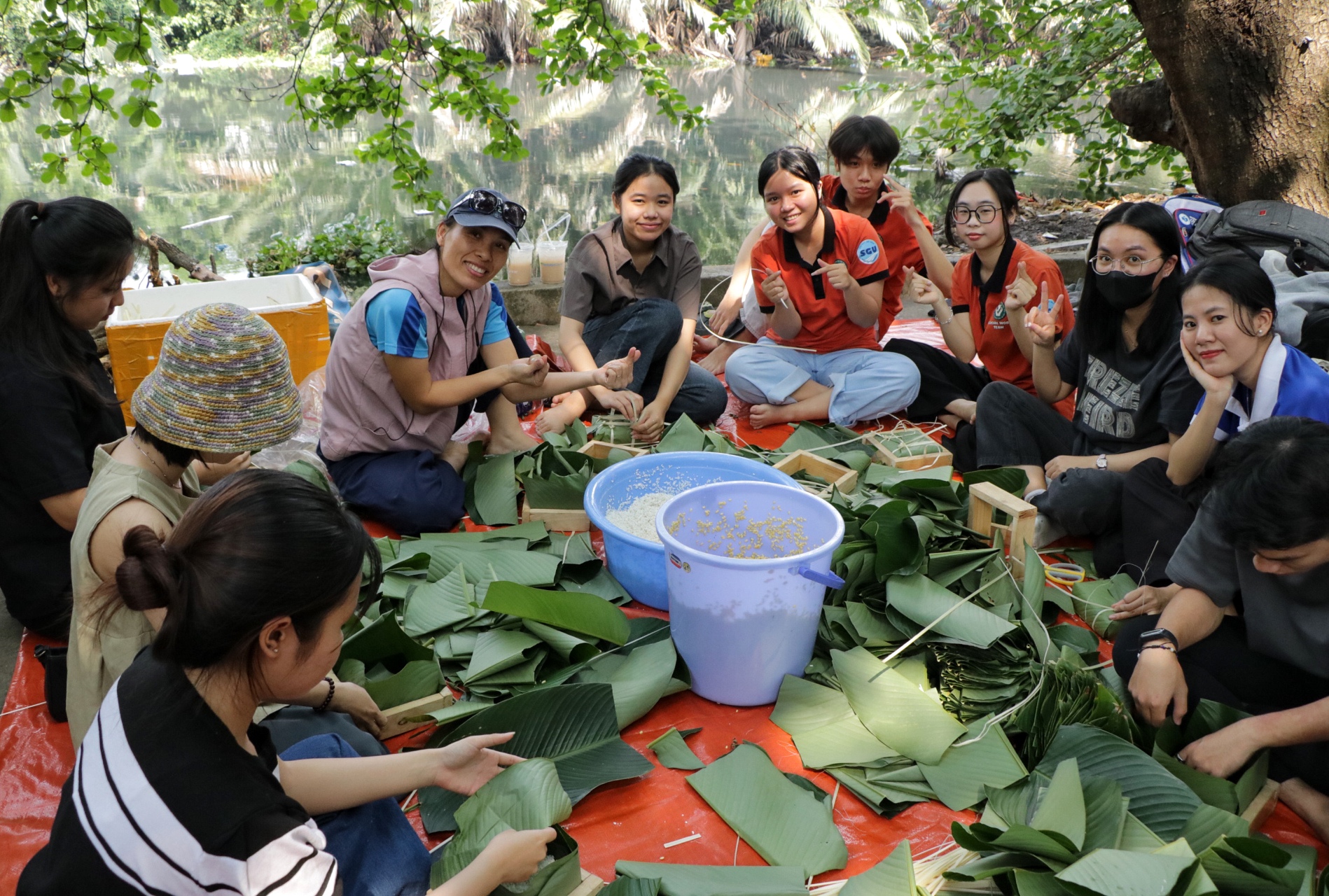 400 người ở TP.HCM ngồi quây quần gói bánh chưng ngay con rạch: Làm điều bất ngờ ngày tết- Ảnh 3.