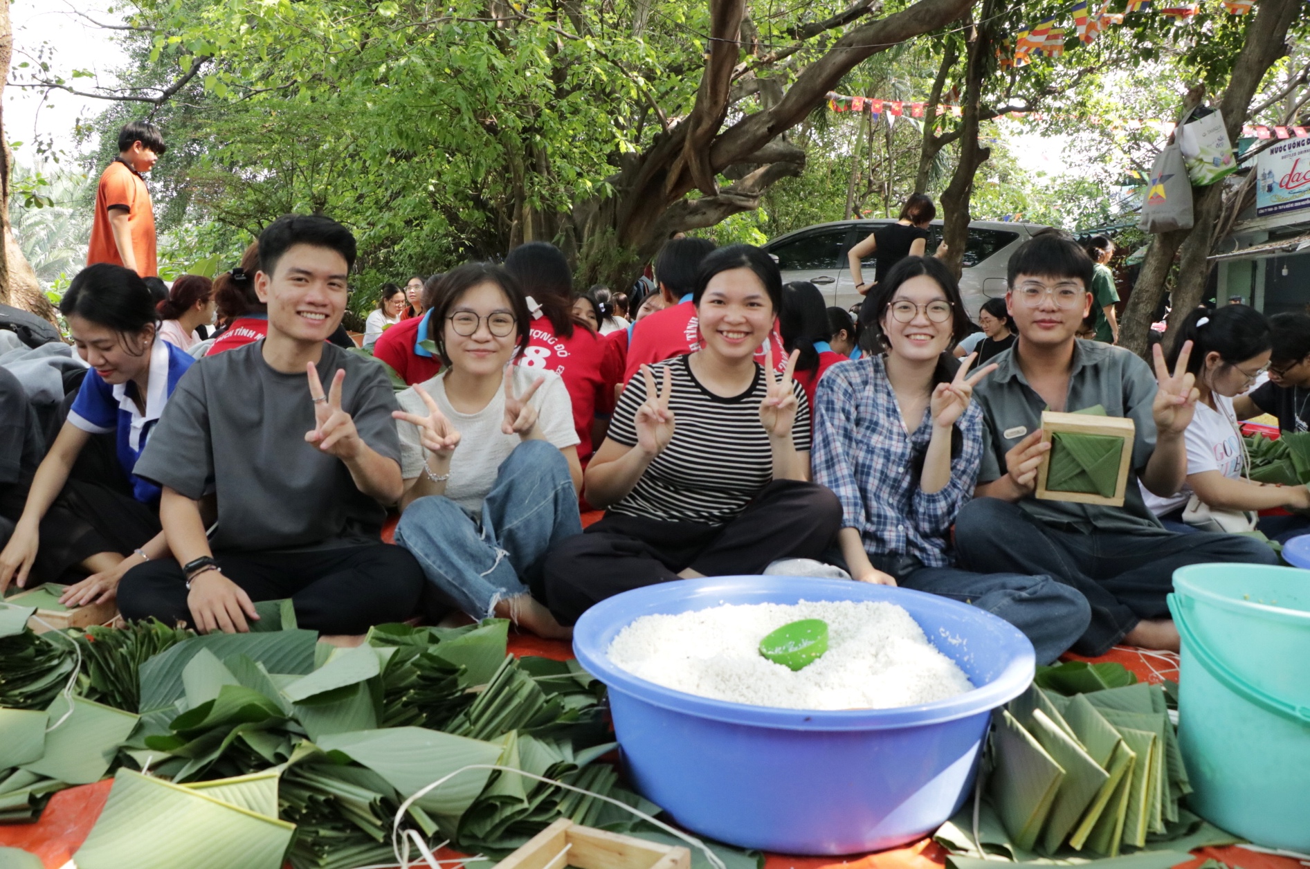 400 người ở TP.HCM ngồi quây quần gói bánh chưng ngay con rạch: Làm điều bất ngờ ngày tết- Ảnh 7.