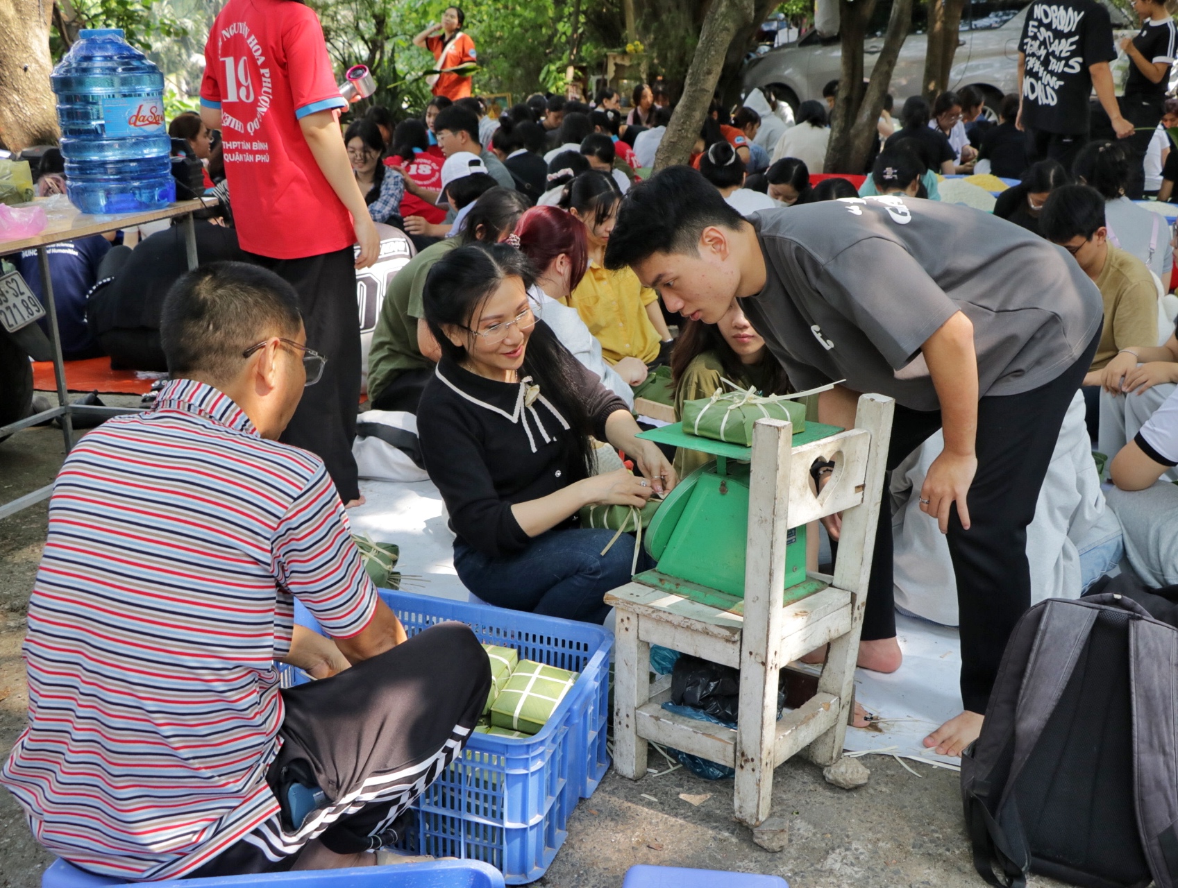 400 người ở TP.HCM ngồi quây quần gói bánh chưng ngay con rạch: Làm điều bất ngờ ngày tết- Ảnh 8.