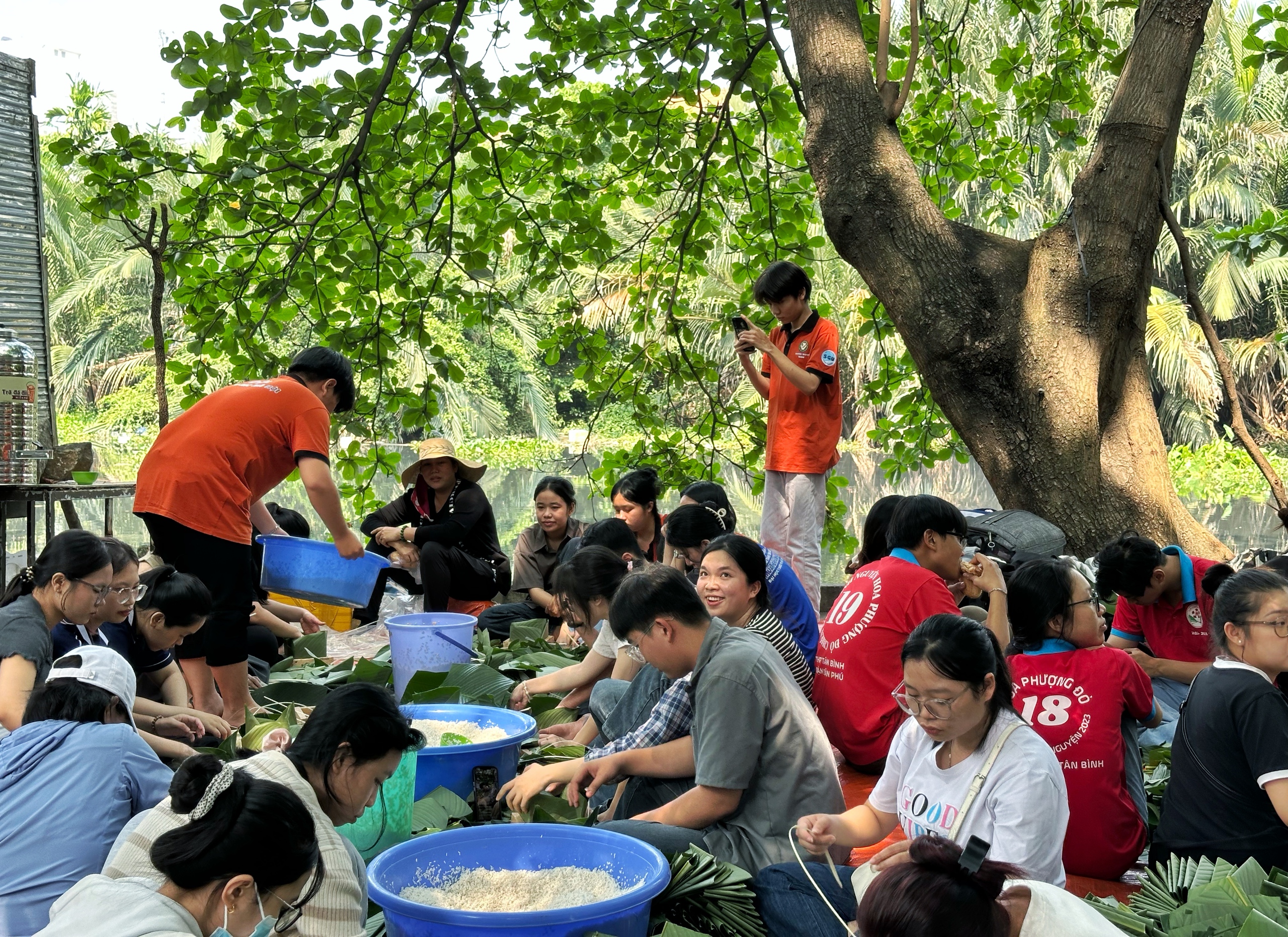 400 người ở TP.HCM ngồi quây quần gói bánh chưng ngay con rạch: Làm điều bất ngờ ngày tết- Ảnh 2.