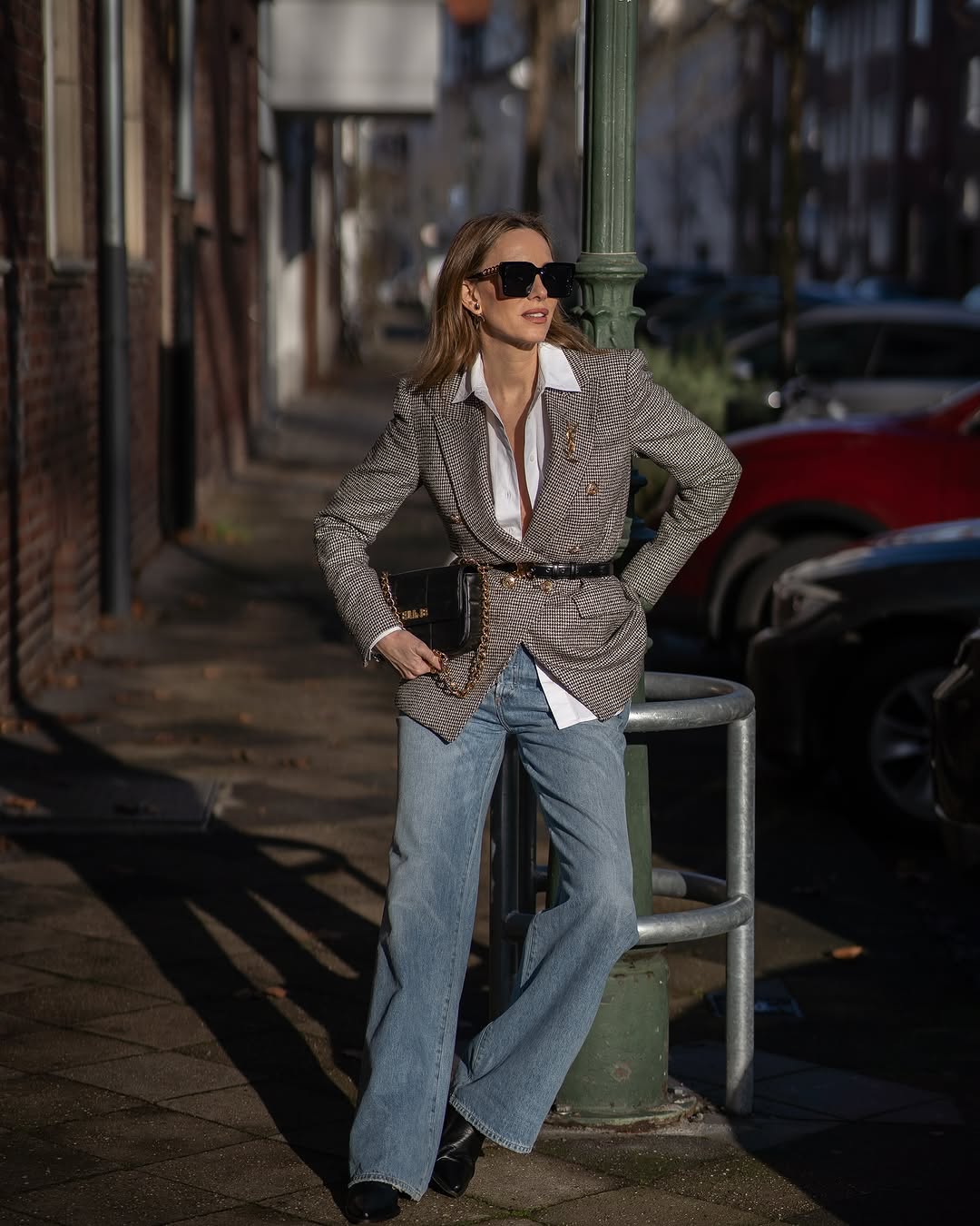 الجينز ذو الساق المستقيمة هو أجمل صيحات الموضة في الشارع هذا الموسم - صورة 1 Quần jeans ống đứng là xu hướng thời trang đường phố đẹp nhất mùa này- Ảnh 1.