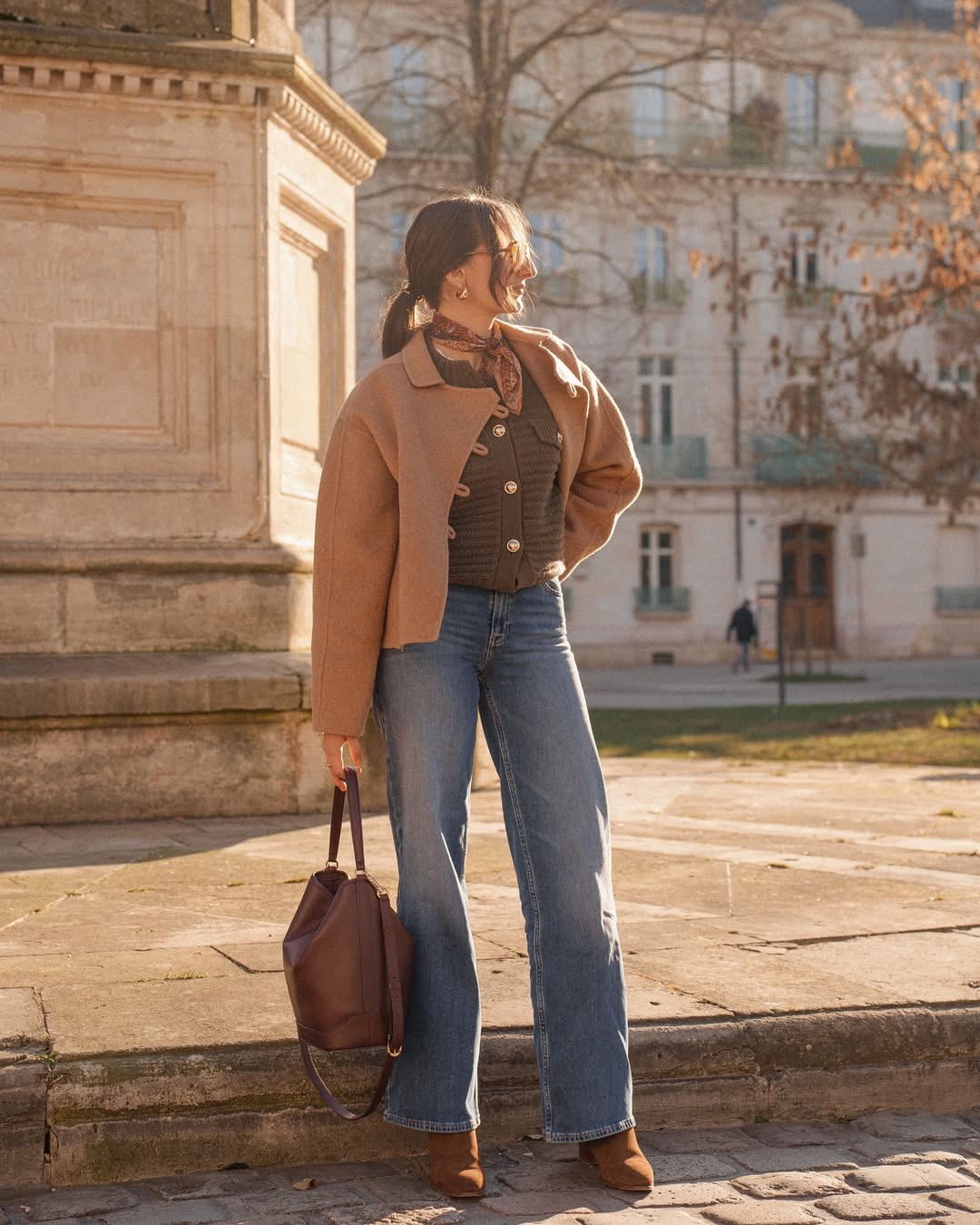 الجينز ذو الساق المستقيمة هو أجمل صيحات الموضة في الشارع هذا الموسم - صورة 2. Quần jeans ống đứng là xu hướng thời trang đường phố đẹp nhất mùa này- Ảnh 2.