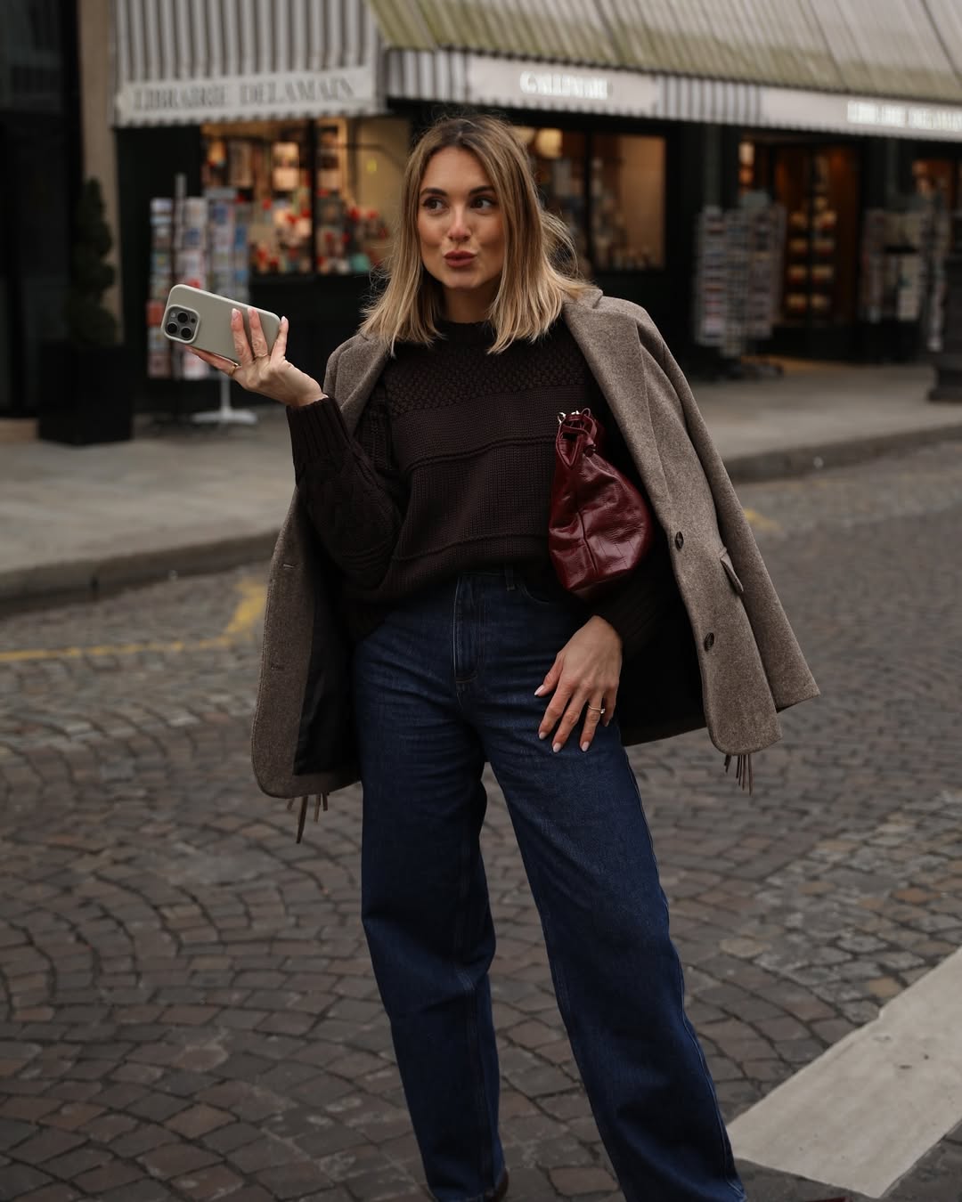 الجينز ذو الساق المستقيمة هو أجمل صيحات الموضة في الشارع هذا الموسم - صورة 3. Quần jeans ống đứng là xu hướng thời trang đường phố đẹp nhất mùa này- Ảnh 3.