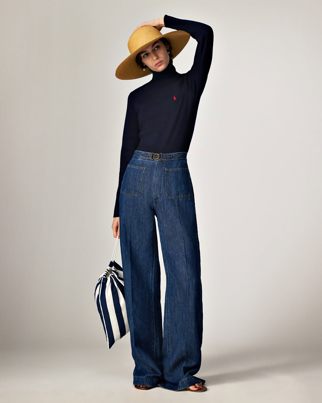 الجينز ذو الساق المستقيمة هو أجمل صيحات الموضة في الشارع هذا الموسم - صورة 8. Quần jeans ống đứng là xu hướng thời trang đường phố đẹp nhất mùa này- Ảnh 8.