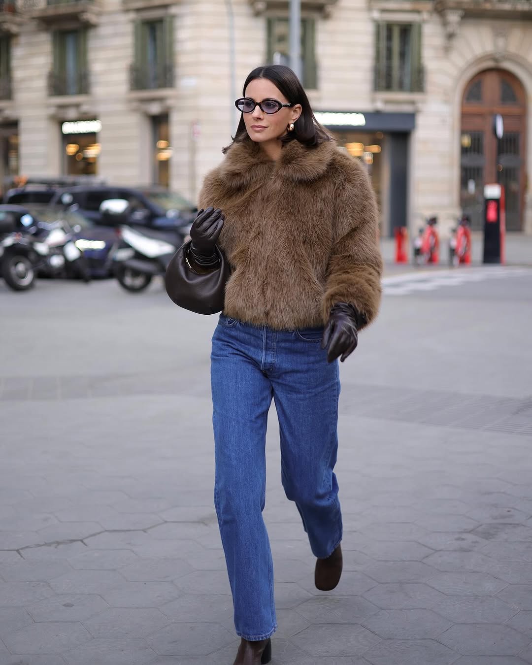 الجينز ذو الساق المستقيمة هو أجمل صيحات الموضة في الشارع هذا الموسم - صورة 7. Quần jeans ống đứng là xu hướng thời trang đường phố đẹp nhất mùa này- Ảnh 7.