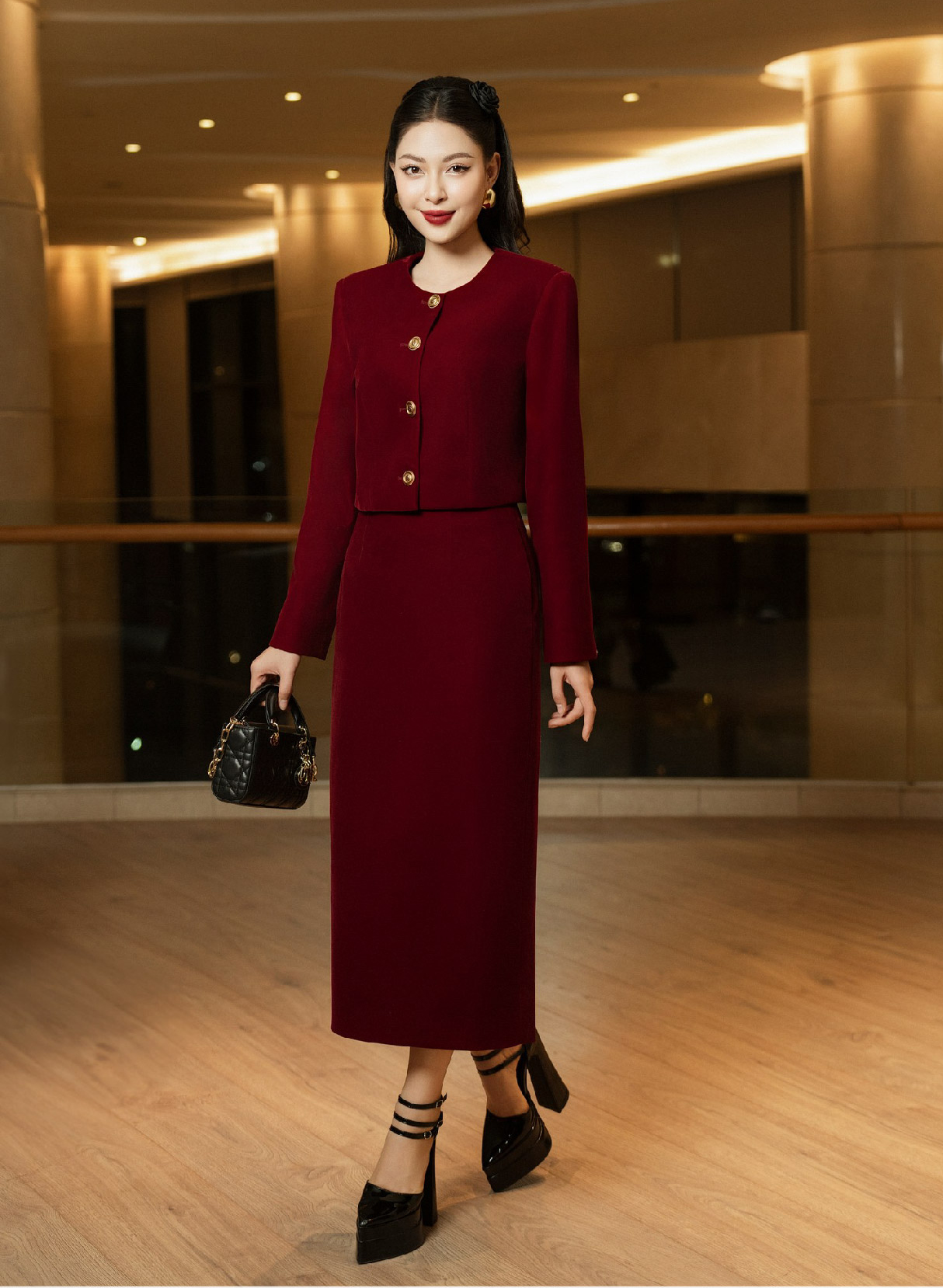 Saindo em um dia de primavera com roupas vermelhas da sorte - Foto 9. Xuống phố ngày xuân với trang phục mang sắc đỏ may mắn- Ảnh 9.