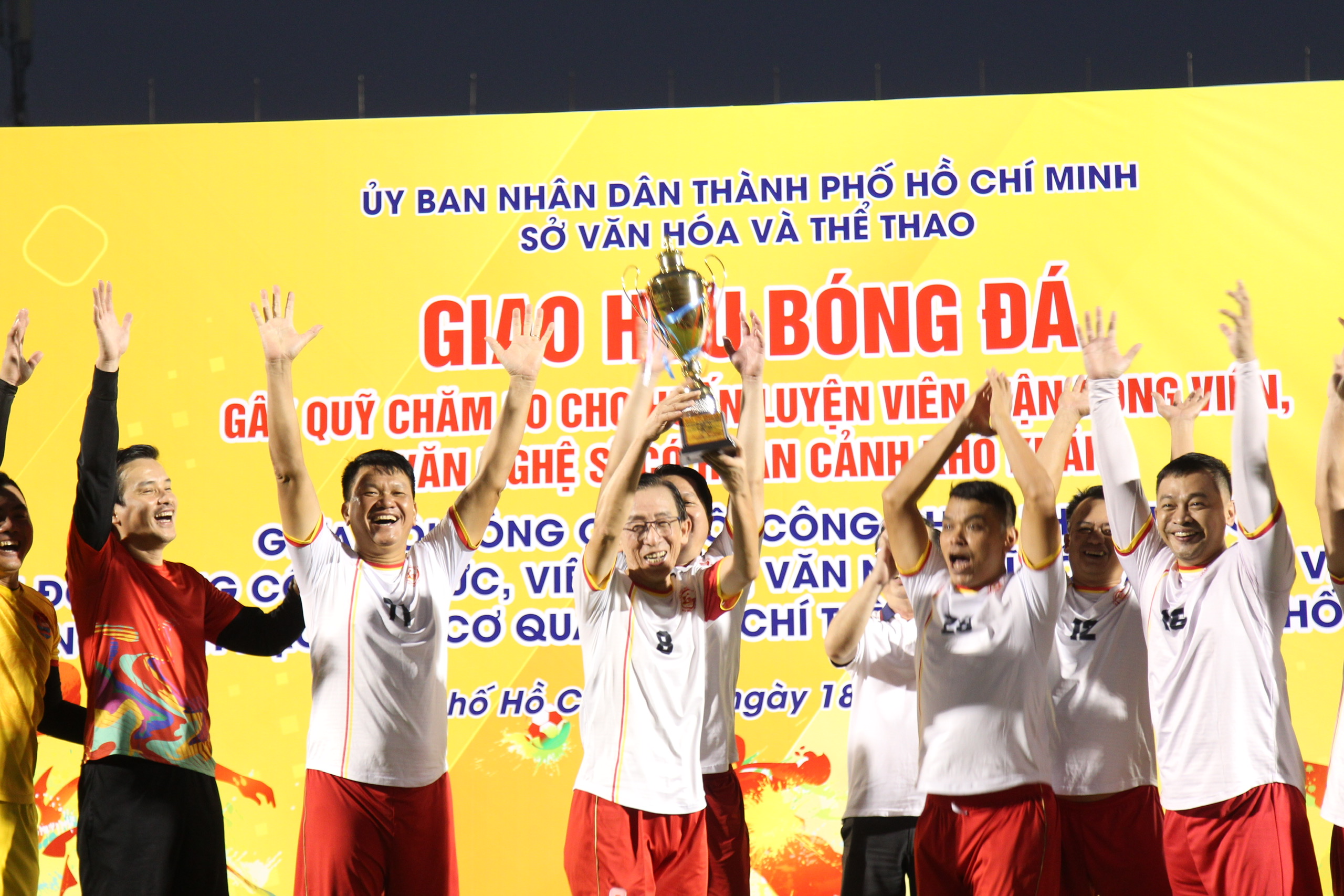 Meaningful football tournament, bringing nearly 600 million VND to disadvantaged athletes and artists - Photo 5.