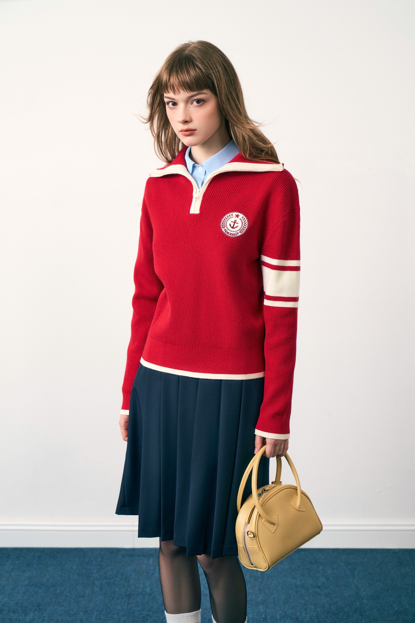 Saindo em um dia de primavera com roupas vermelhas da sorte - Foto 8. Xuống phố ngày xuân với trang phục mang sắc đỏ may mắn- Ảnh 8.