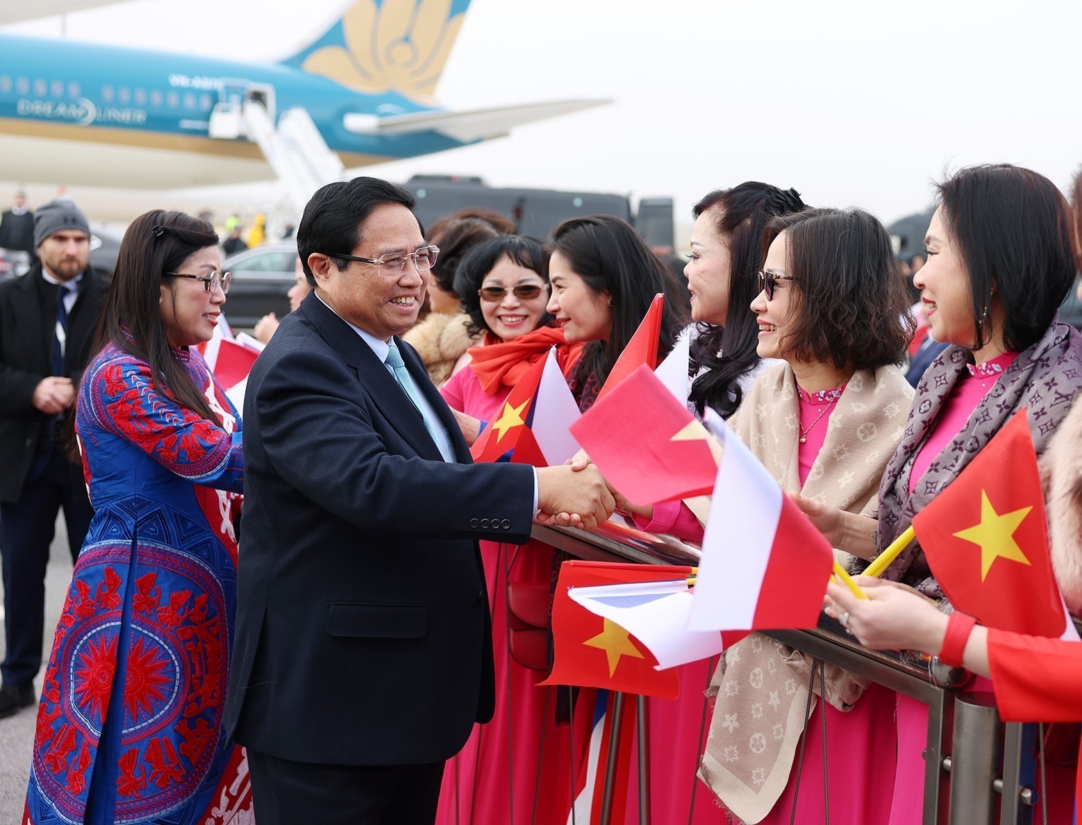 Premier przybywa do Pragi, rozpoczyna oficjalną wizytę w Czechach - zdjęcie 2. Thủ tướng đến Praha, bắt đầu thăm chính thức Cộng hòa Czech- Ảnh 2.