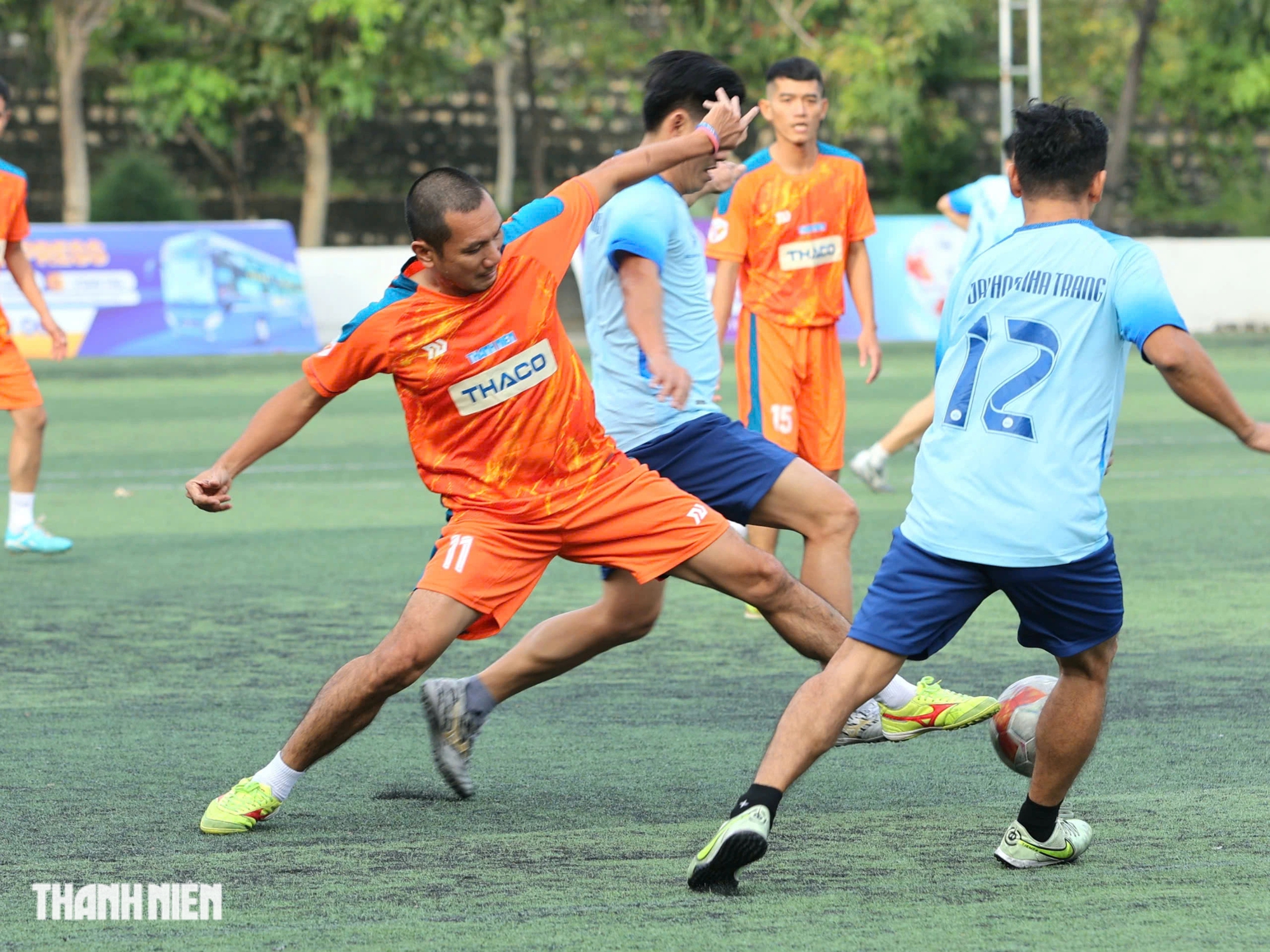 Exciting, exciting 'special' friendly match at Nha Trang University football field - Photo 11.