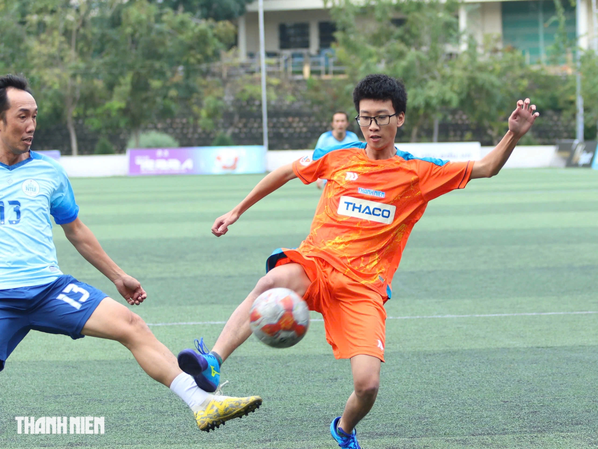 Exciting, exciting 'special' friendly match at Nha Trang University football field - Photo 8.