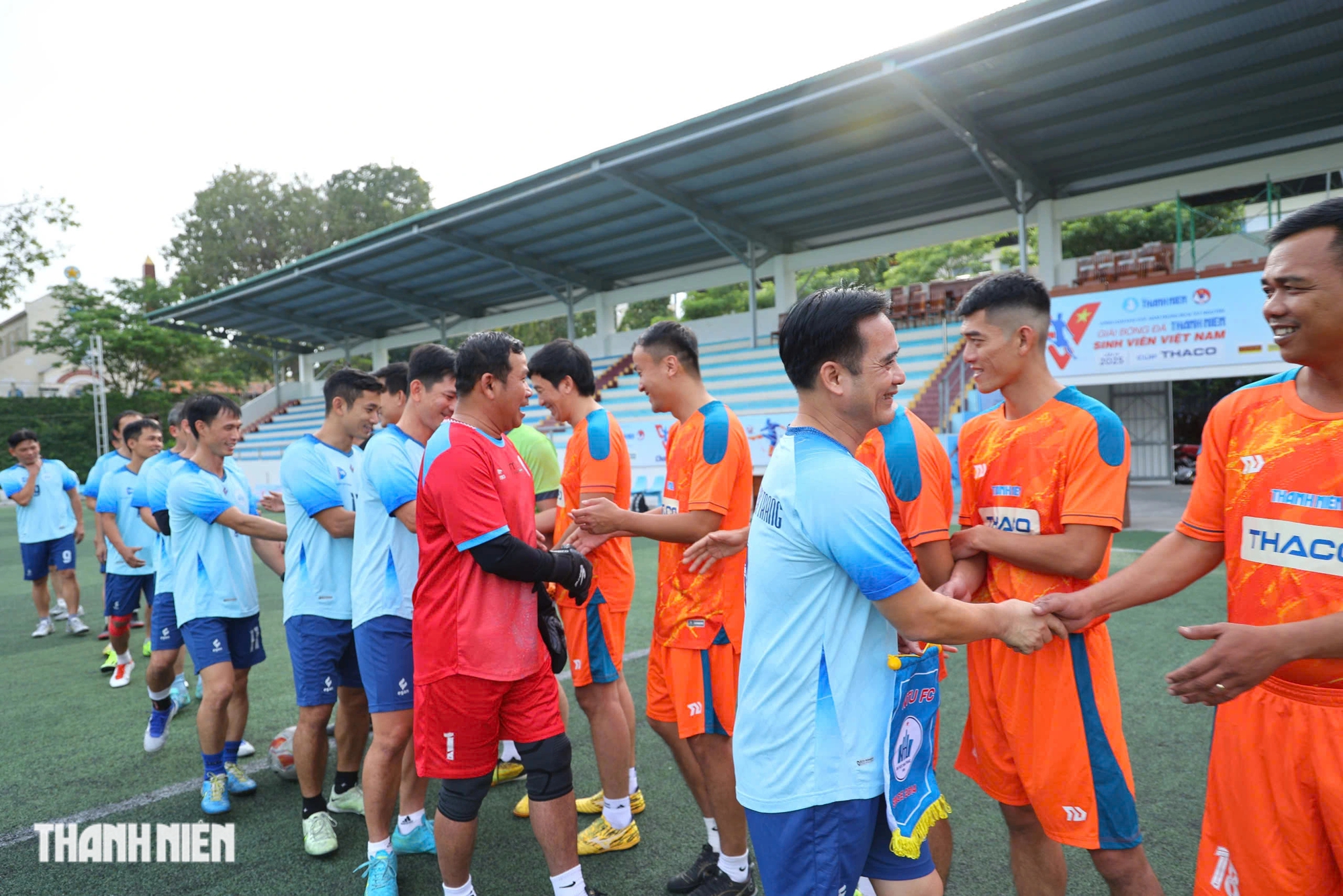 Exciting, exciting 'special' friendly match at Nha Trang University football field - Photo 15.