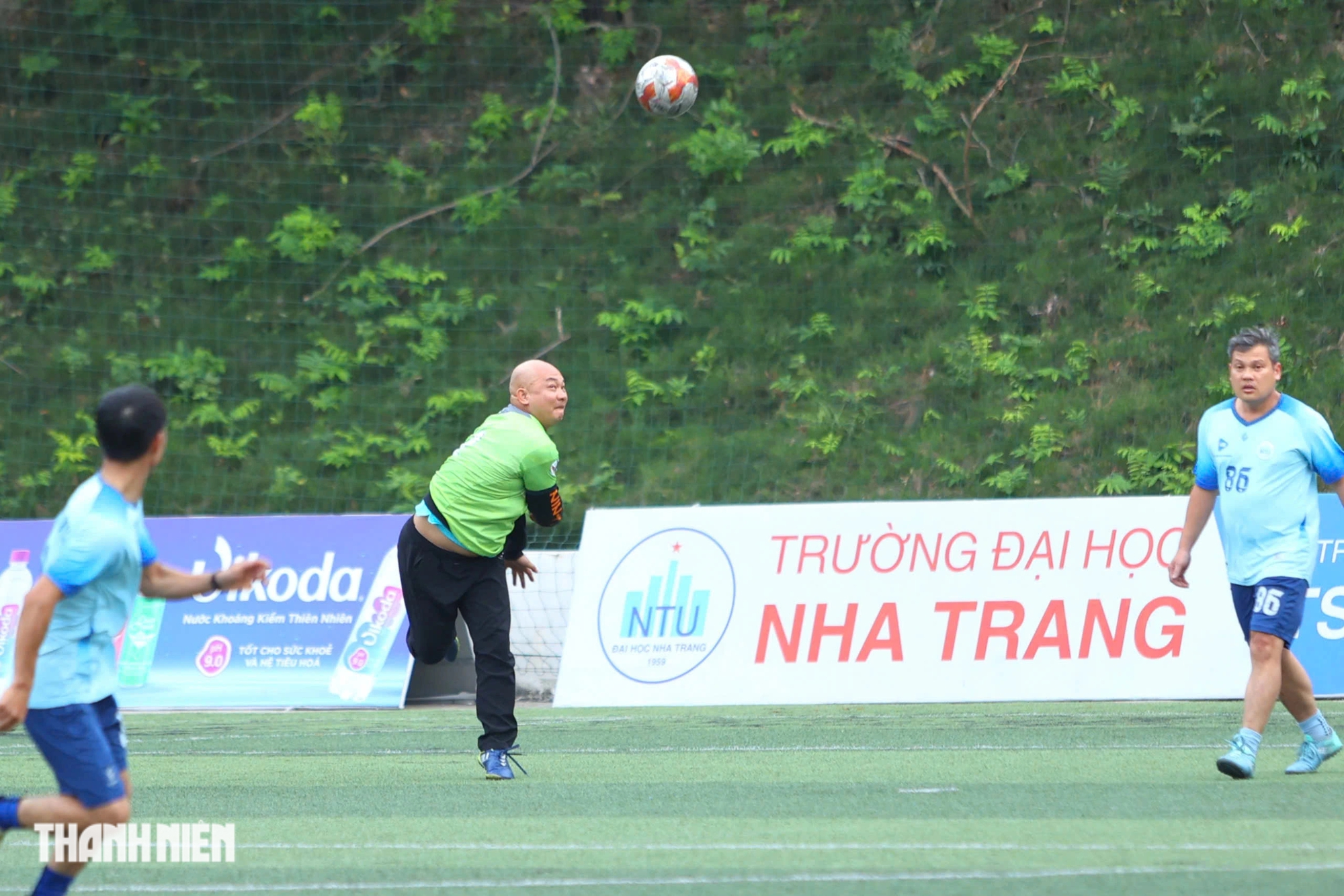 Exciting, exciting 'special' friendly match at Nha Trang University football field - Photo 7.