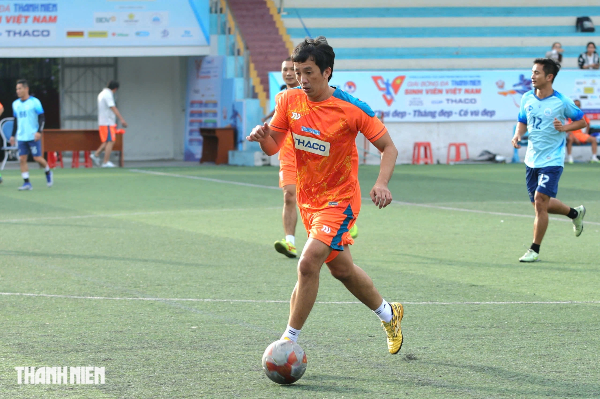 Exciting, exciting 'special' friendly match at Nha Trang University football field - Photo 12.