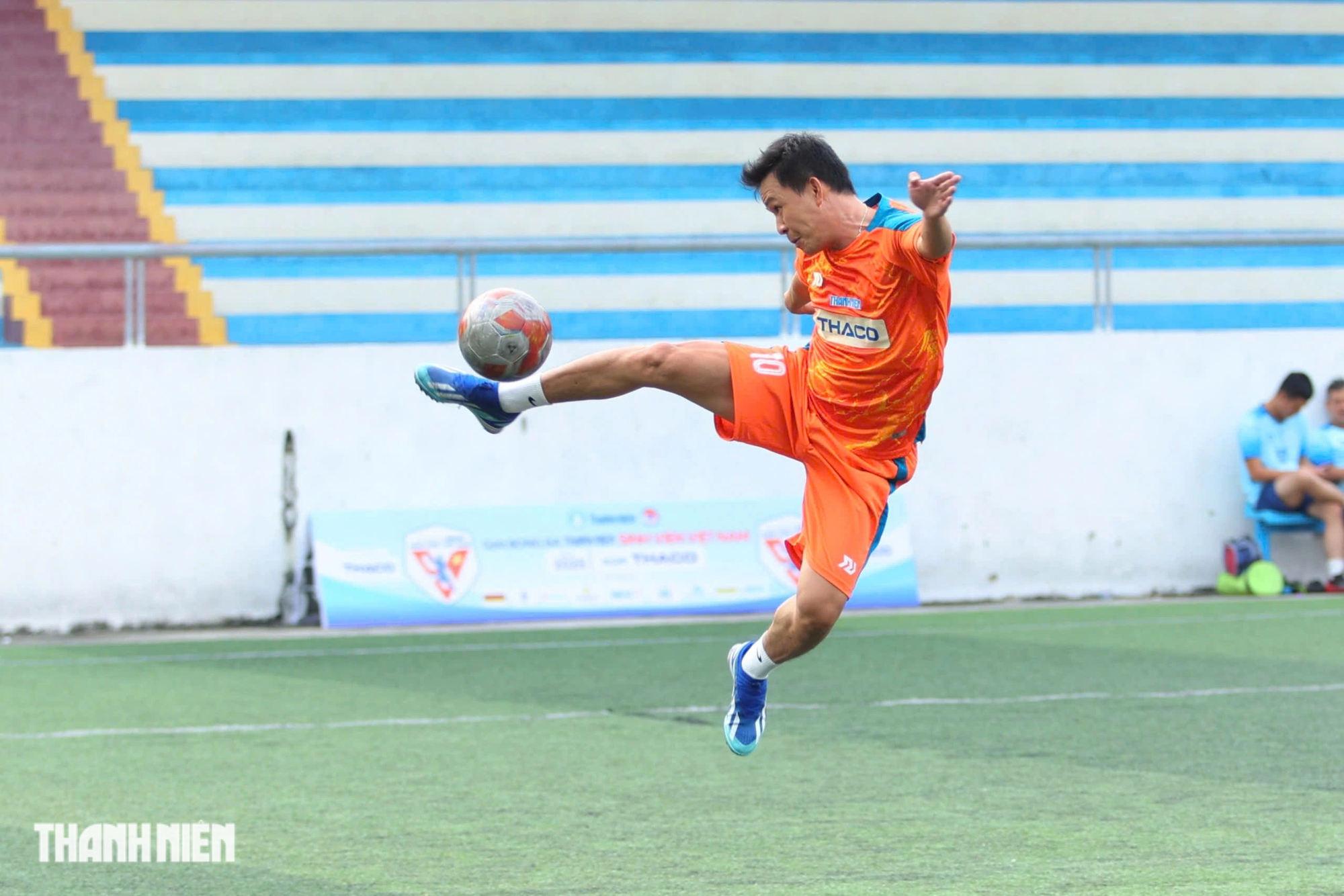 Exciting, exciting 'special' friendly match at Nha Trang University football field - Photo 9.