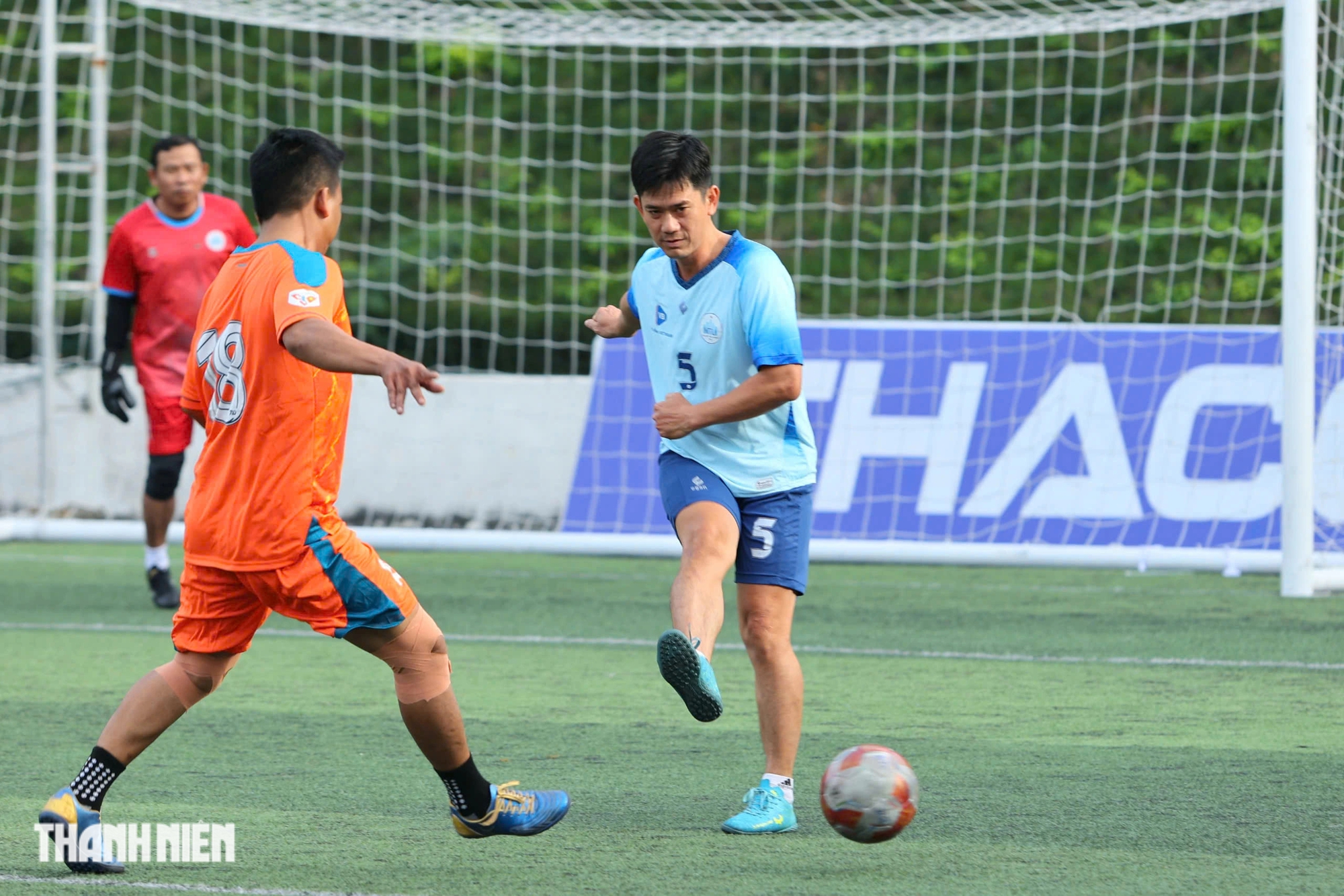 Exciting, exciting 'special' friendly match at Nha Trang University football field - Photo 14.