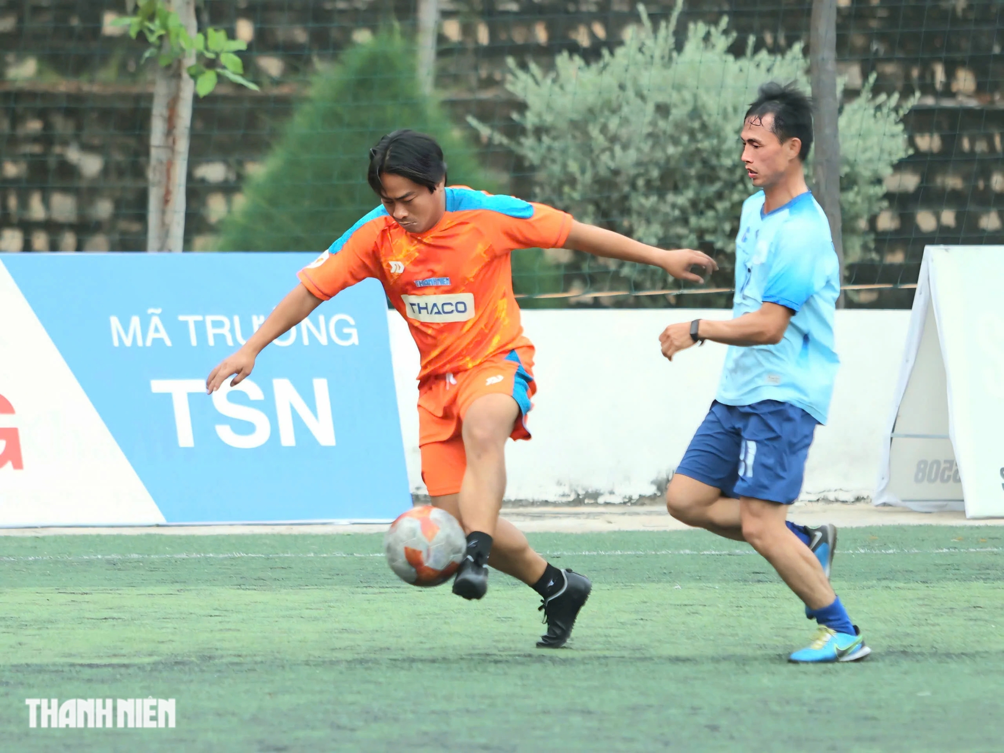 Exciting, exciting 'special' friendly match at Nha Trang University football field - Photo 10.