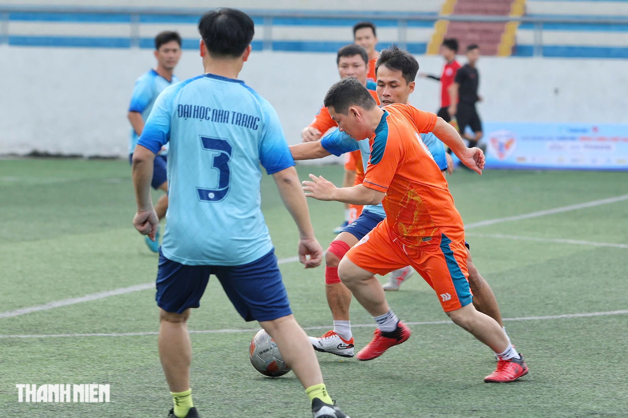 Exciting, exciting 'special' friendly match at Nha Trang University football field - Photo 5.