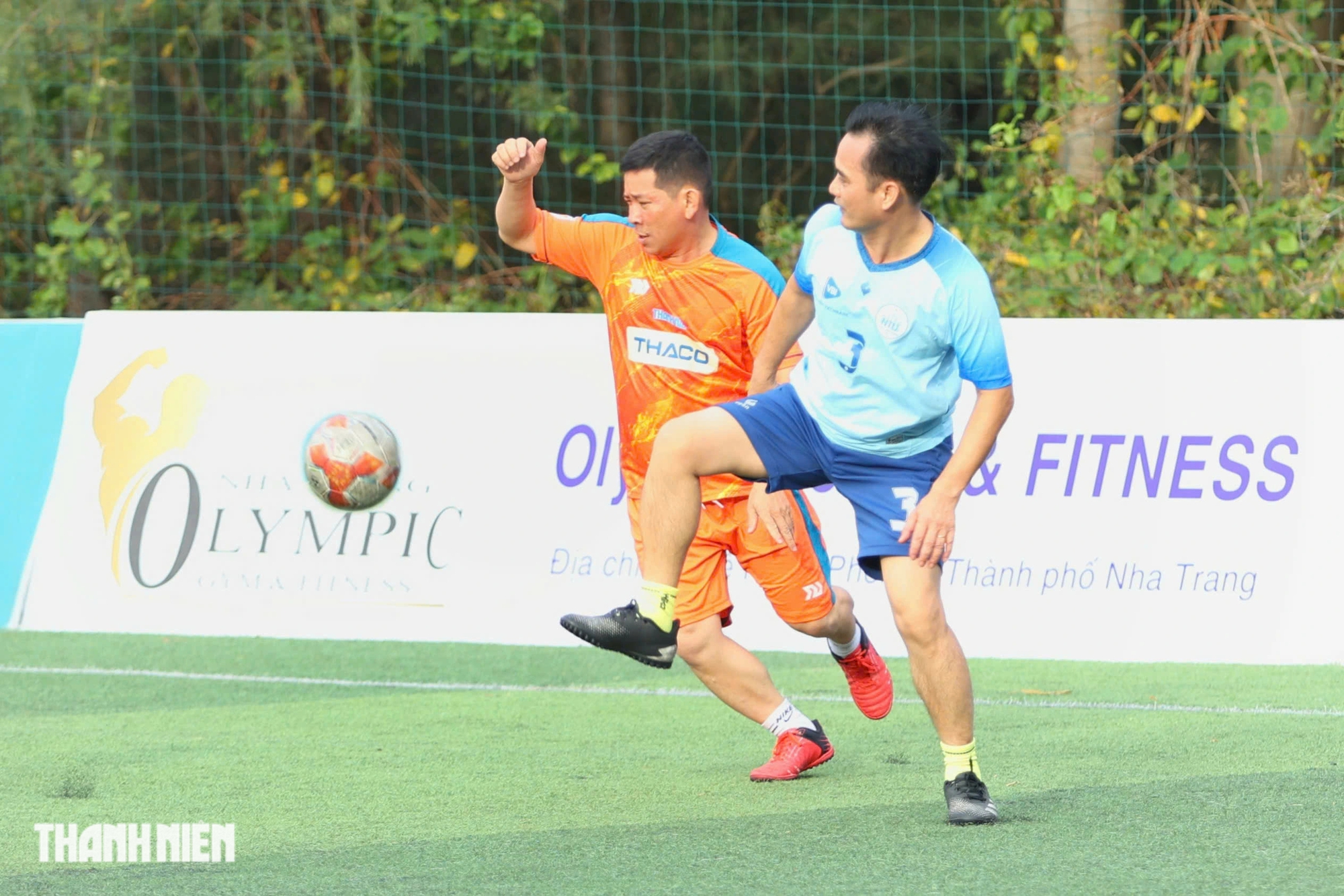 Exciting, exciting 'special' friendly match at Nha Trang University football field - Photo 4.