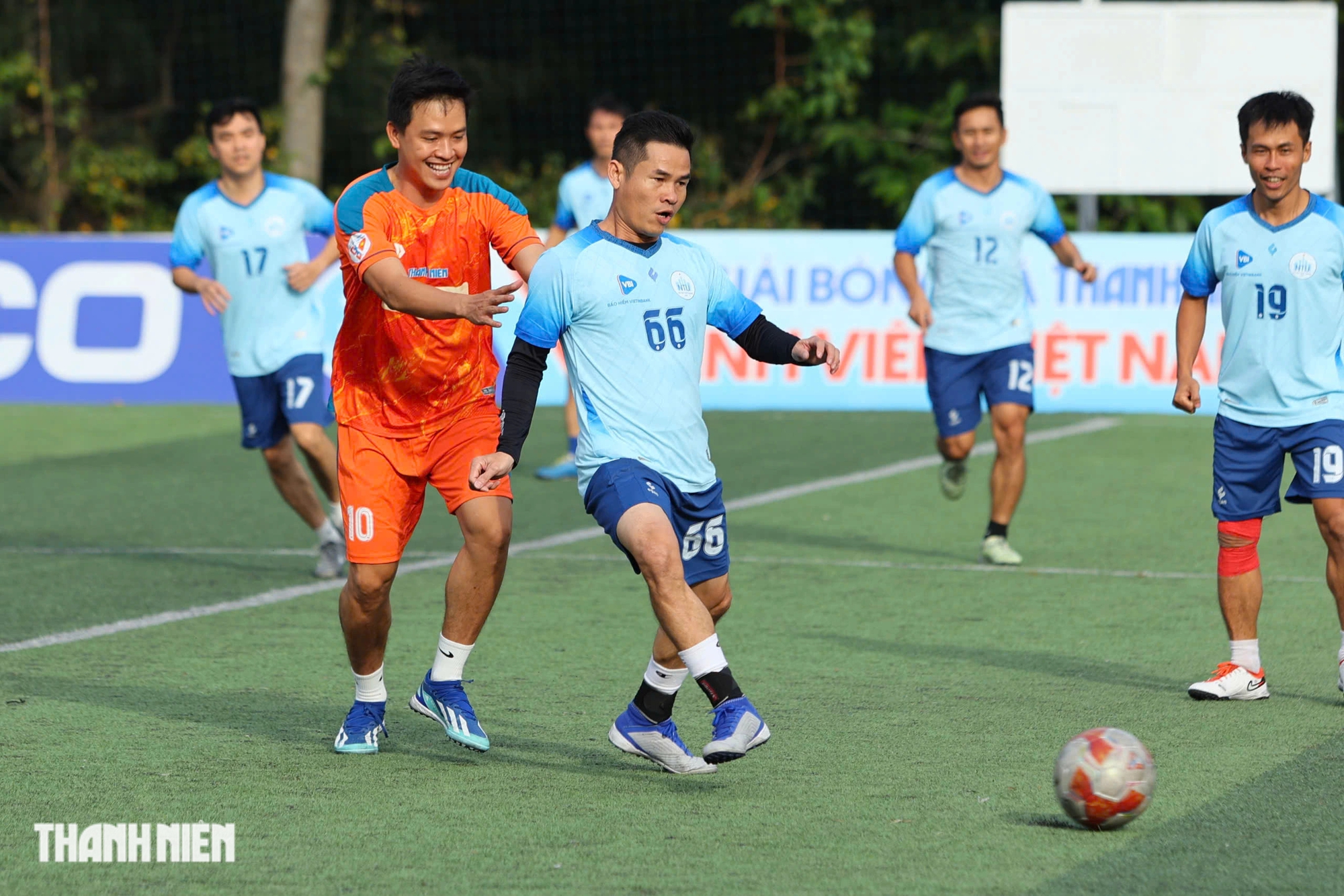 Exciting, exciting 'special' friendly match at Nha Trang University football field - Photo 13.