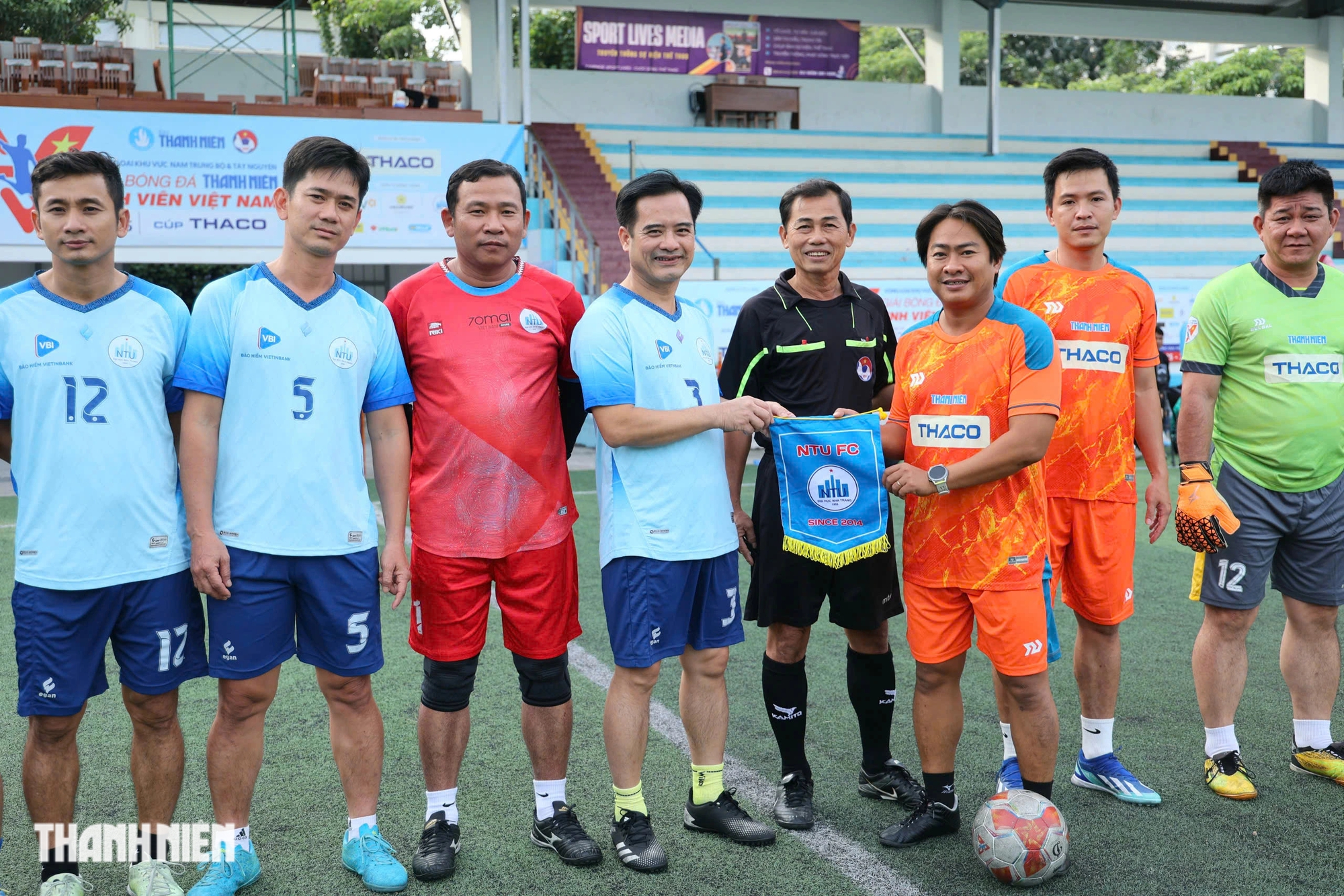 Exciting, exciting 'special' friendly match at Nha Trang University football field - Photo 2.