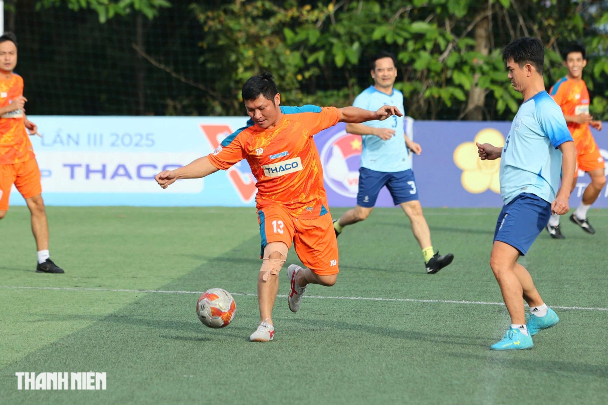 Exciting, exciting 'special' friendly match at Nha Trang University football field - Photo 6.