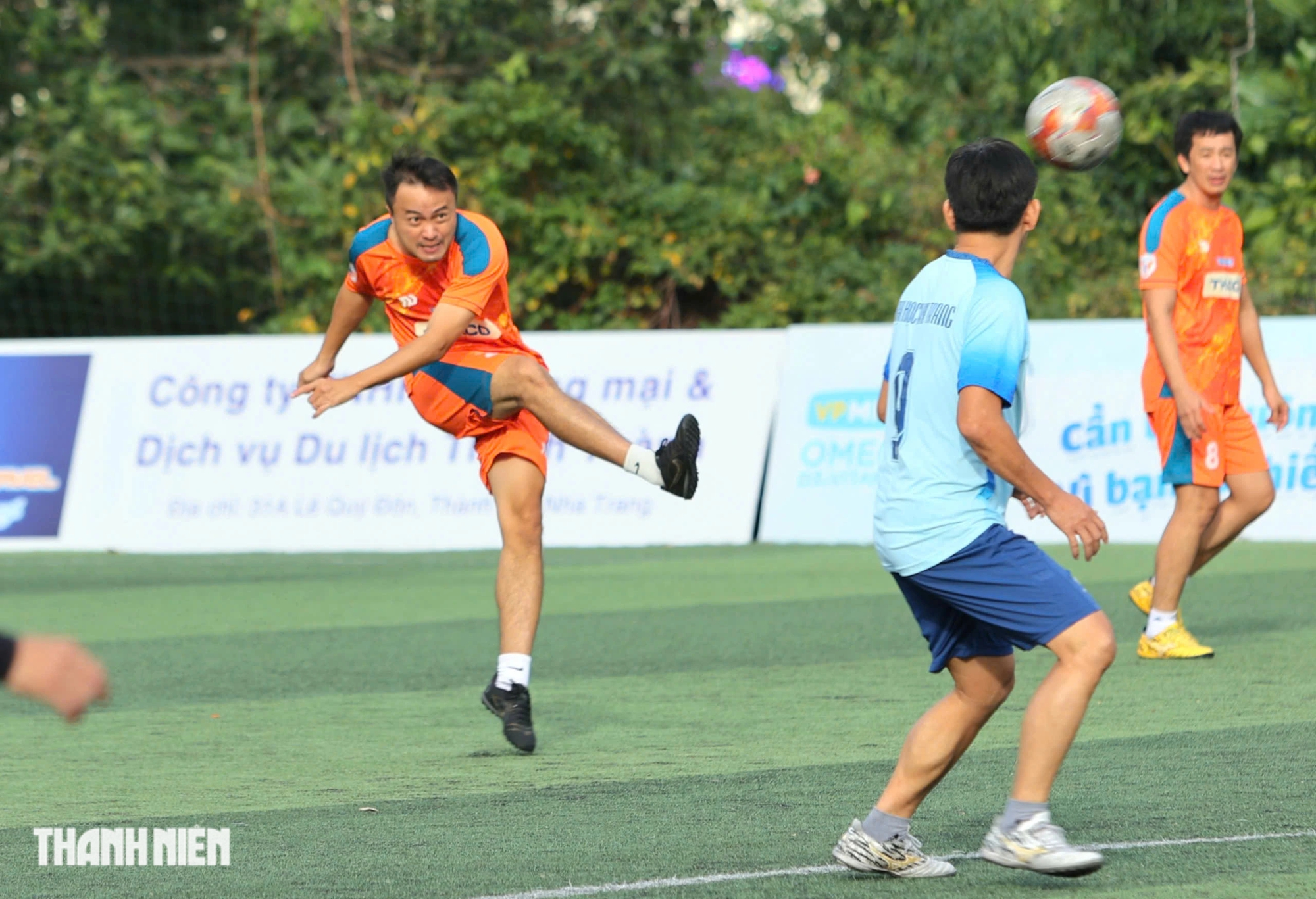 Exciting, exciting 'special' friendly match at Nha Trang University football field - Photo 3.