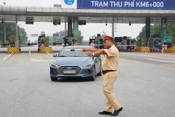 Những lỗi vi phạm giao thông bị tịch thu xe máy, ô tô theo luật mới- Ảnh 1.