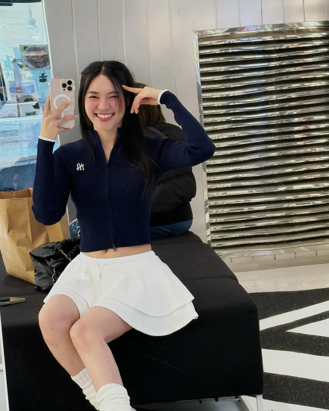 Bu bahar kısa bir etekle kişiliğinizi güvenle ortaya koyun - Fotoğraf 1. Tự tin khoe cá tính ngày xuân với chân váy ngắn- Ảnh 1.