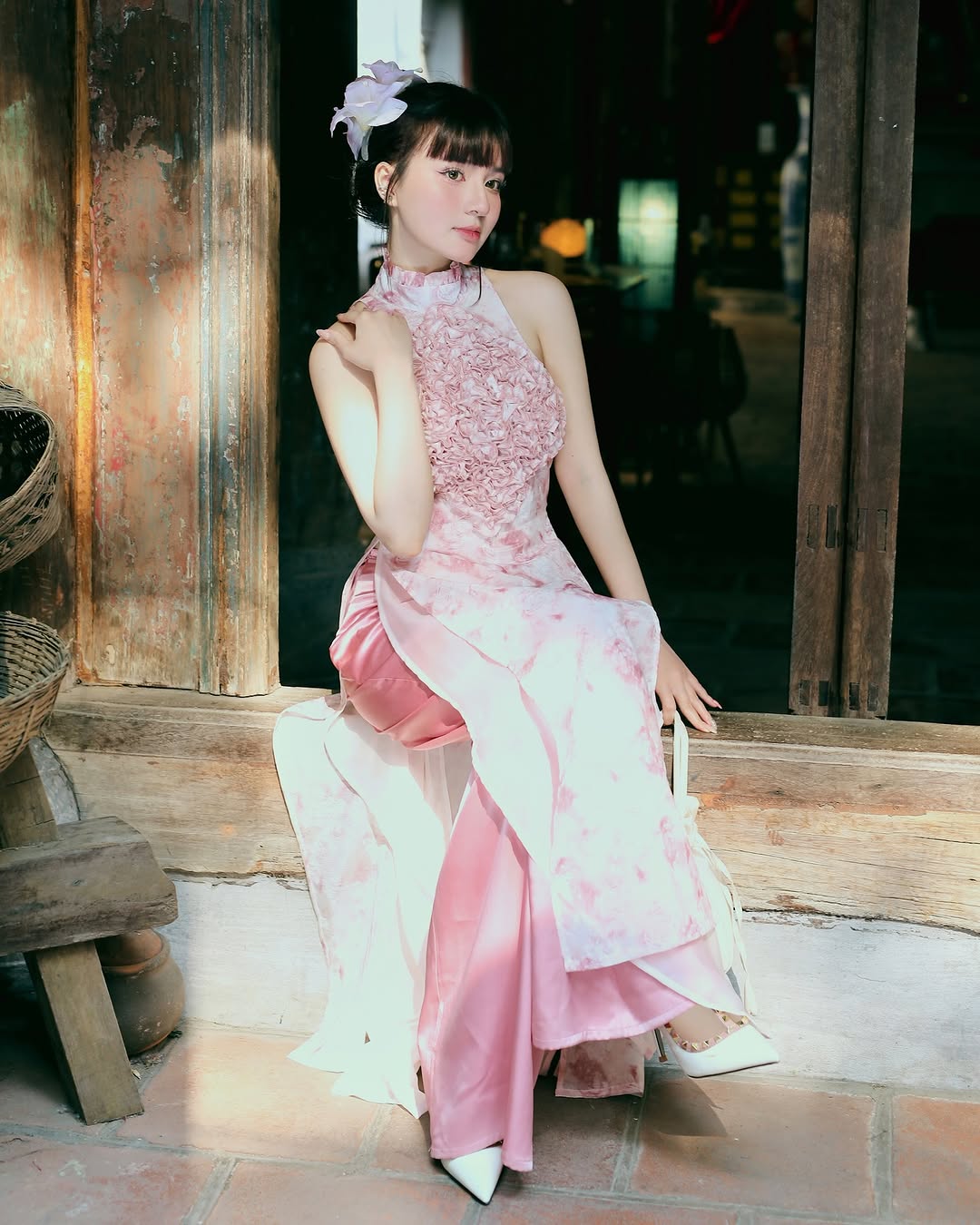 Tambahkan lebih pesona dengan pakaian yếm yang cantik pada percutian Tet - Foto 1. Thêm đằm thắm với các trang phục yếm xinh ngày tết- Ảnh 1.