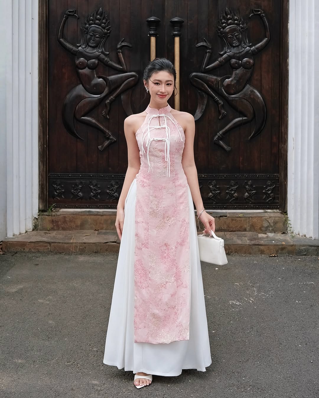 Tambahkan lebih pesona dengan pakaian yếm yang cantik pada percutian Tet - Foto 2. Thêm đằm thắm với các trang phục yếm xinh ngày tết- Ảnh 2.