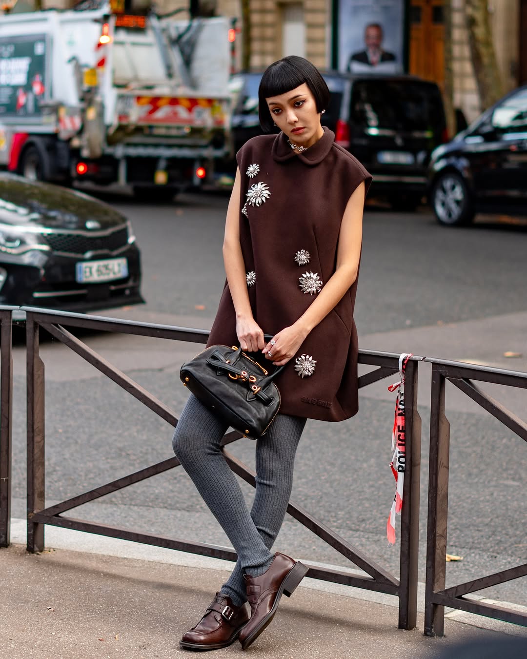 Leggings et jupes courtes, nouveau style dans les rues du printemps 2025 - Photo 3. Quần legging và váy ngắn, phong cách mới mẻ trên đường phố mùa xuân 2025- Ảnh 3.