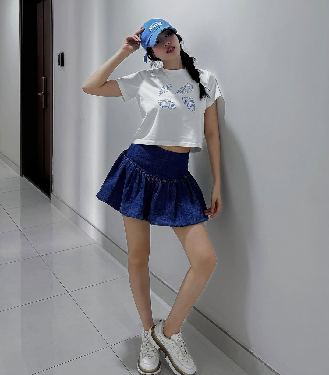 İlkbaharda kısa etekle kişiliğinizi güvenle sergileyin - Fotoğraf 2. Tự tin khoe cá tính ngày xuân với chân váy ngắn- Ảnh 2.