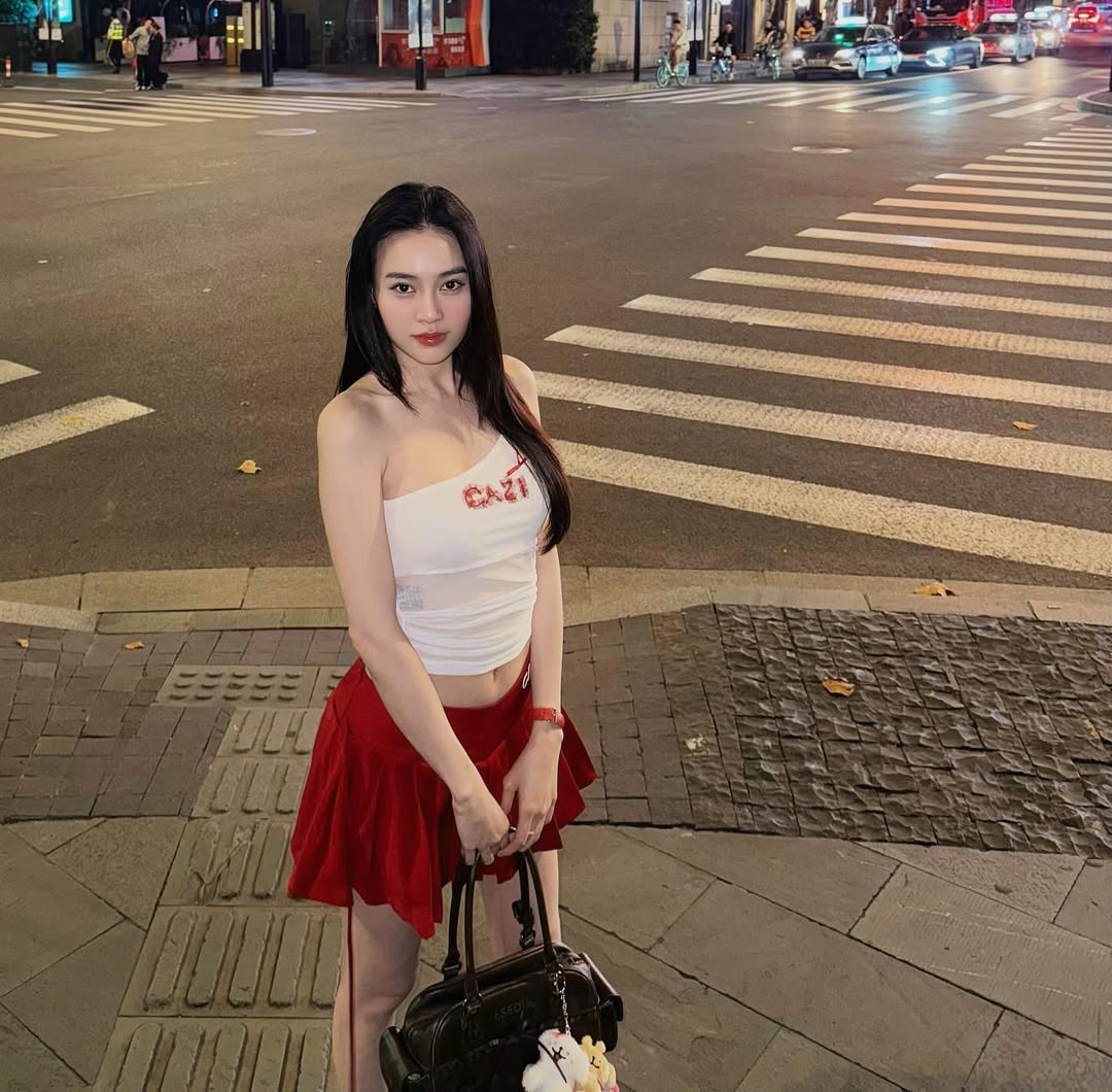 İlkbaharda kısa etekle kişiliğinizi güvenle sergileyin - Fotoğraf 3. Tự tin khoe cá tính ngày xuân với chân váy ngắn- Ảnh 3.