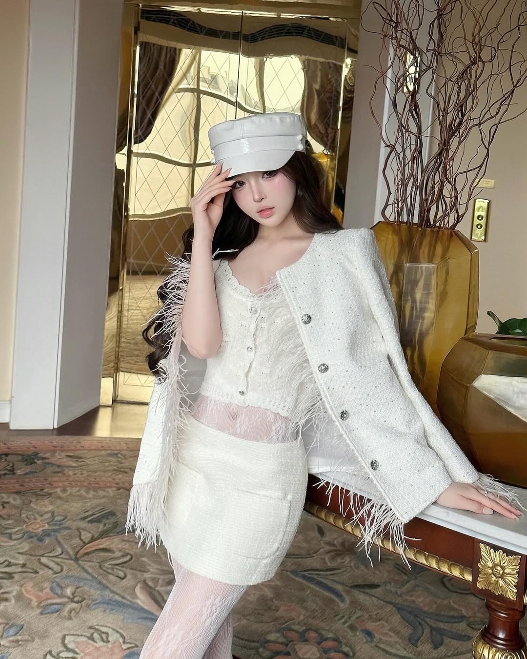 İlkbaharda kısa etekle kişiliğinizi güvenle sergileyin - Fotoğraf 5. Tự tin khoe cá tính ngày xuân với chân váy ngắn- Ảnh 5.