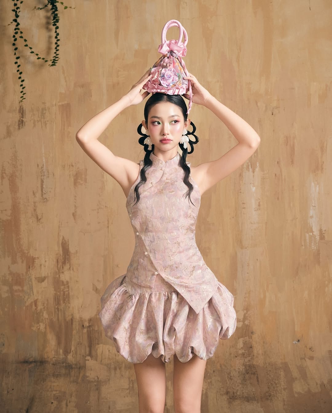 Tambahkan lebih pesona dengan pakaian yếm yang cantik pada percutian Tet - Foto 6. Thêm đằm thắm với các trang phục yếm xinh ngày tết- Ảnh 6.